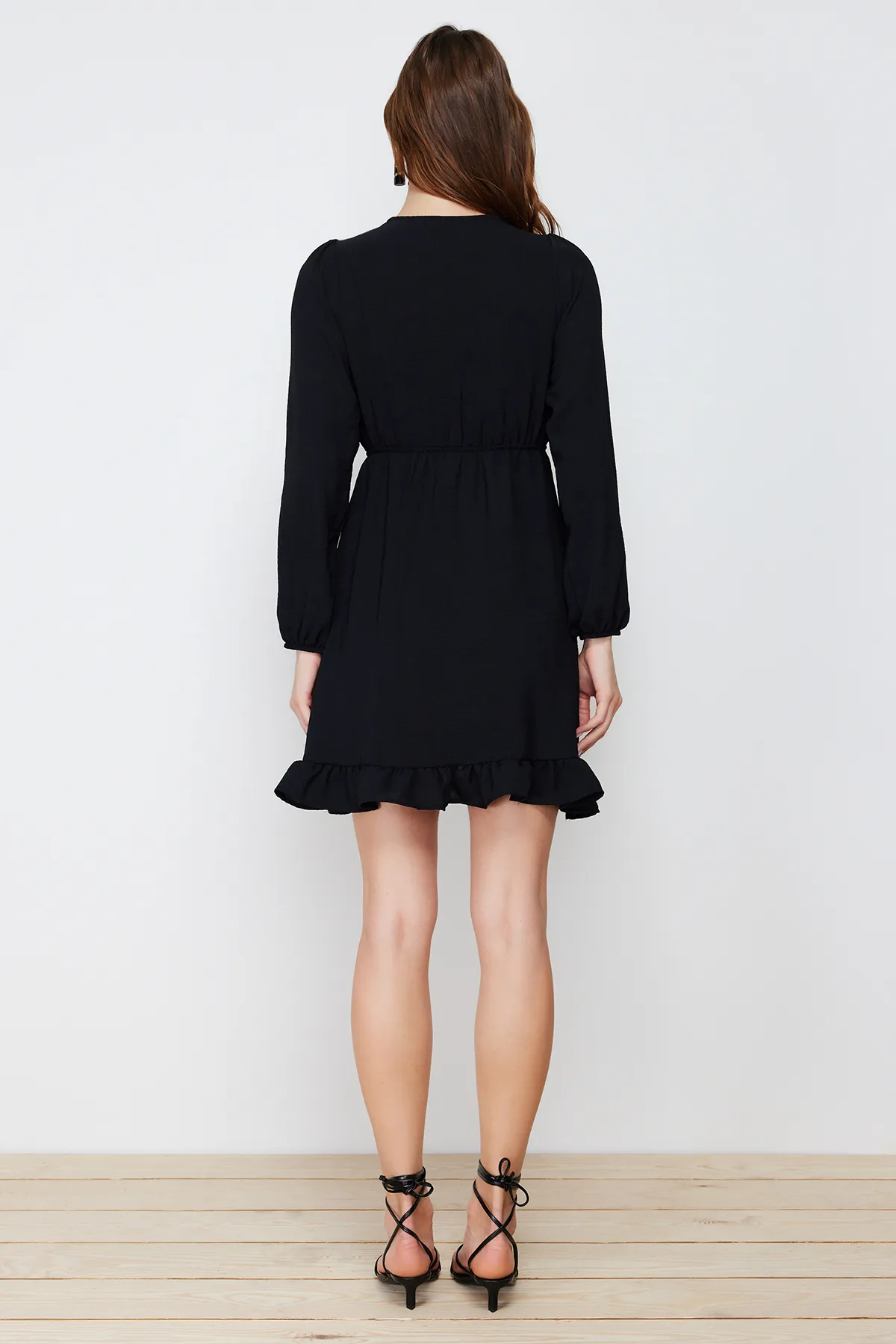 Trendyol Collection  Schwarzes gewebtes Minikleid mit zweireihigem Rock und Rüschen TWOAW24EL00249