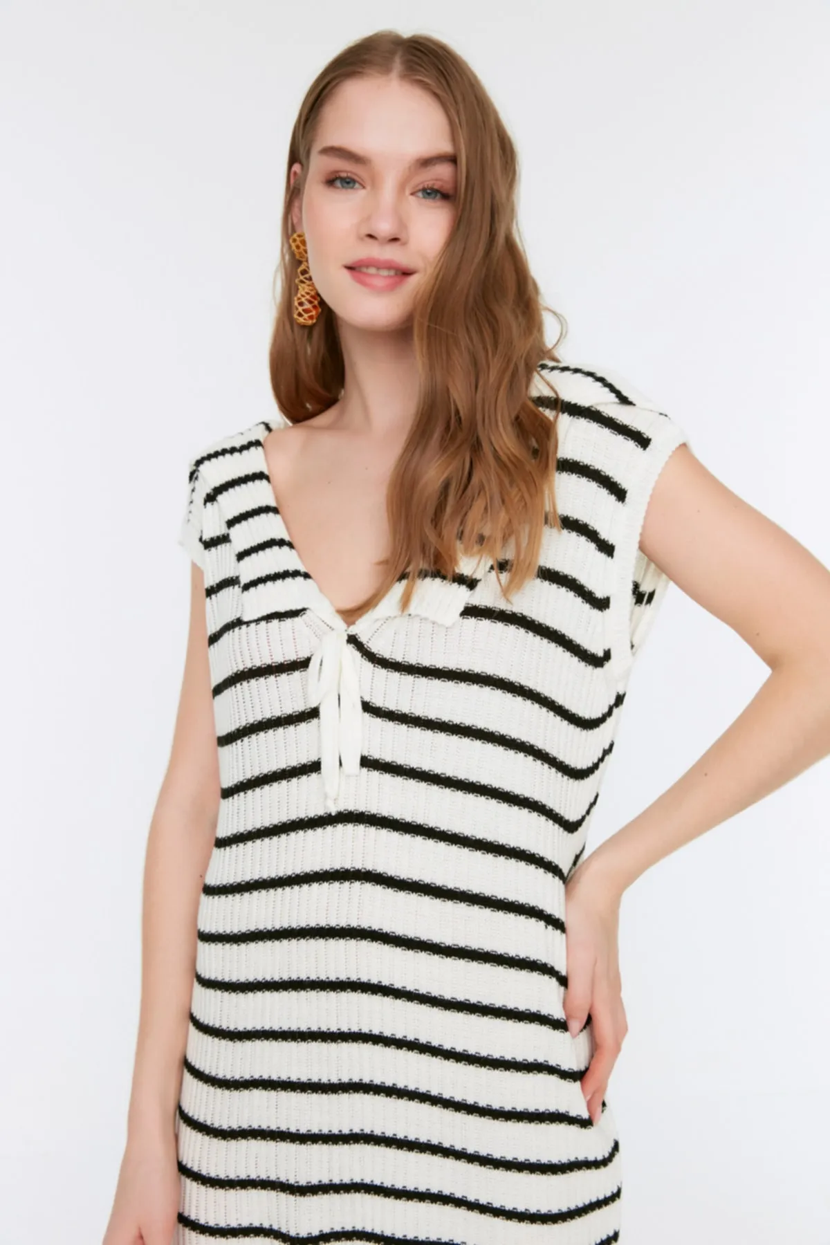 Trendyol Collection  Ecru Midi-Strickkleid mit V-Ausschnitt TWOSS22EL2736