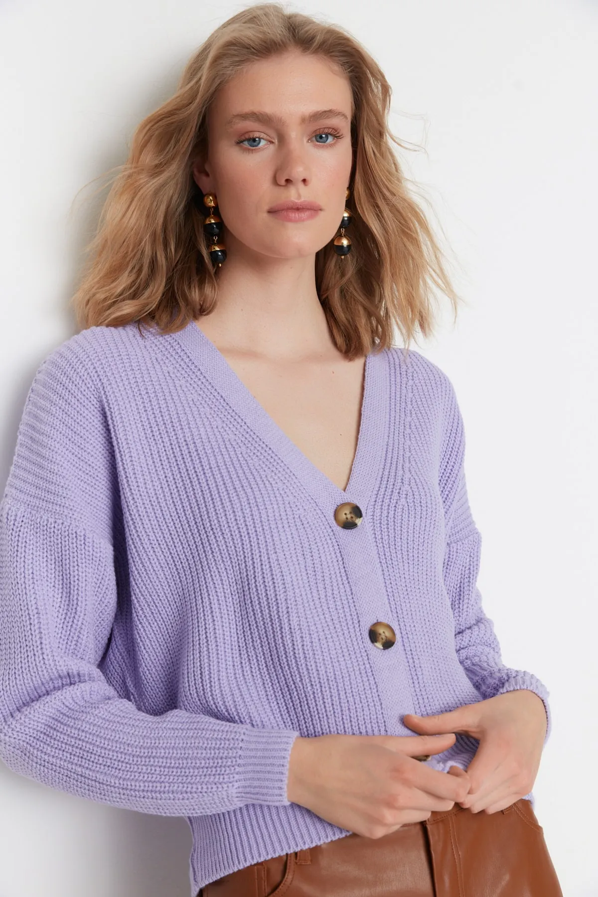 Trendyol Collection  Lila Strickcardigan mit Knopfdetail TWOAW21HI0104