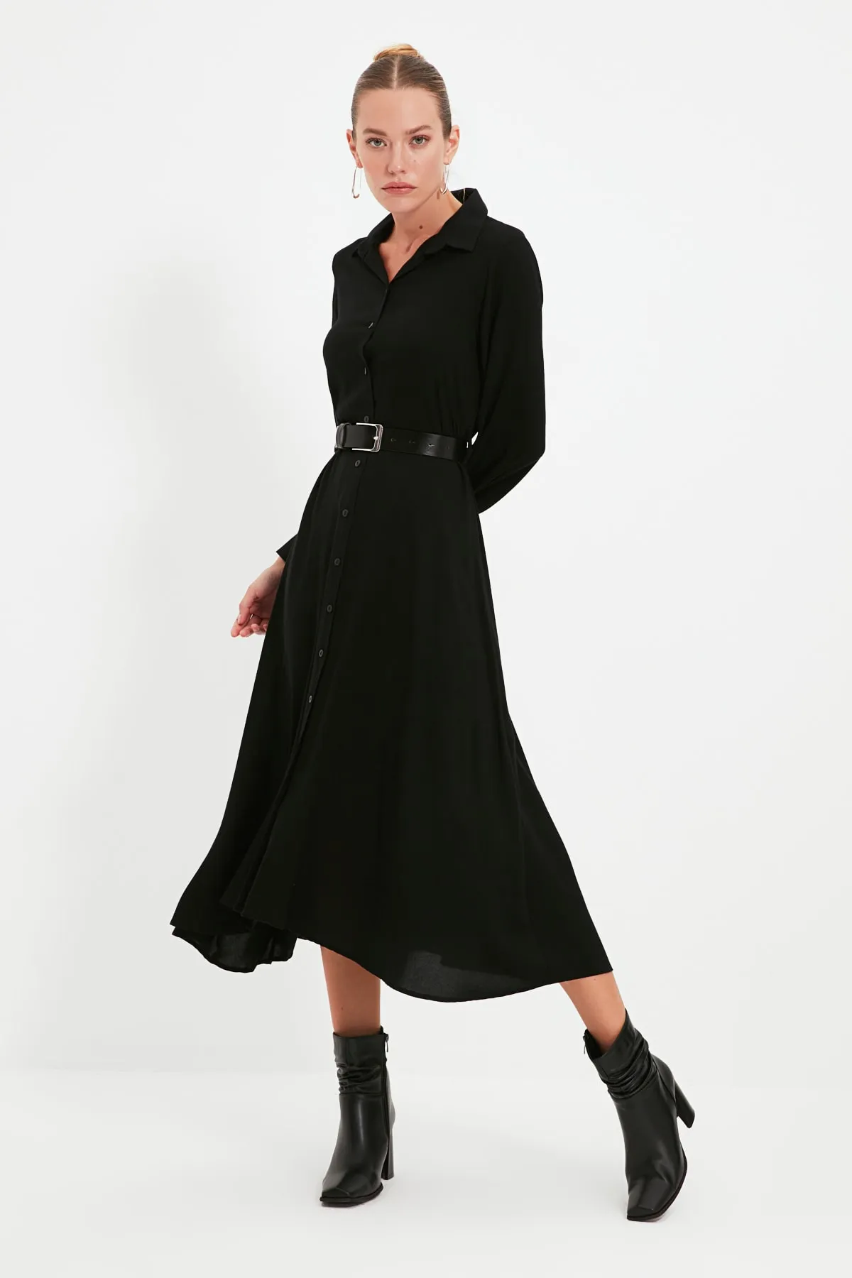 Trendyol Collection  Schwarzes gewebtes Mxi-Hemdkleid mit Gürtel TWOAW21EL1428