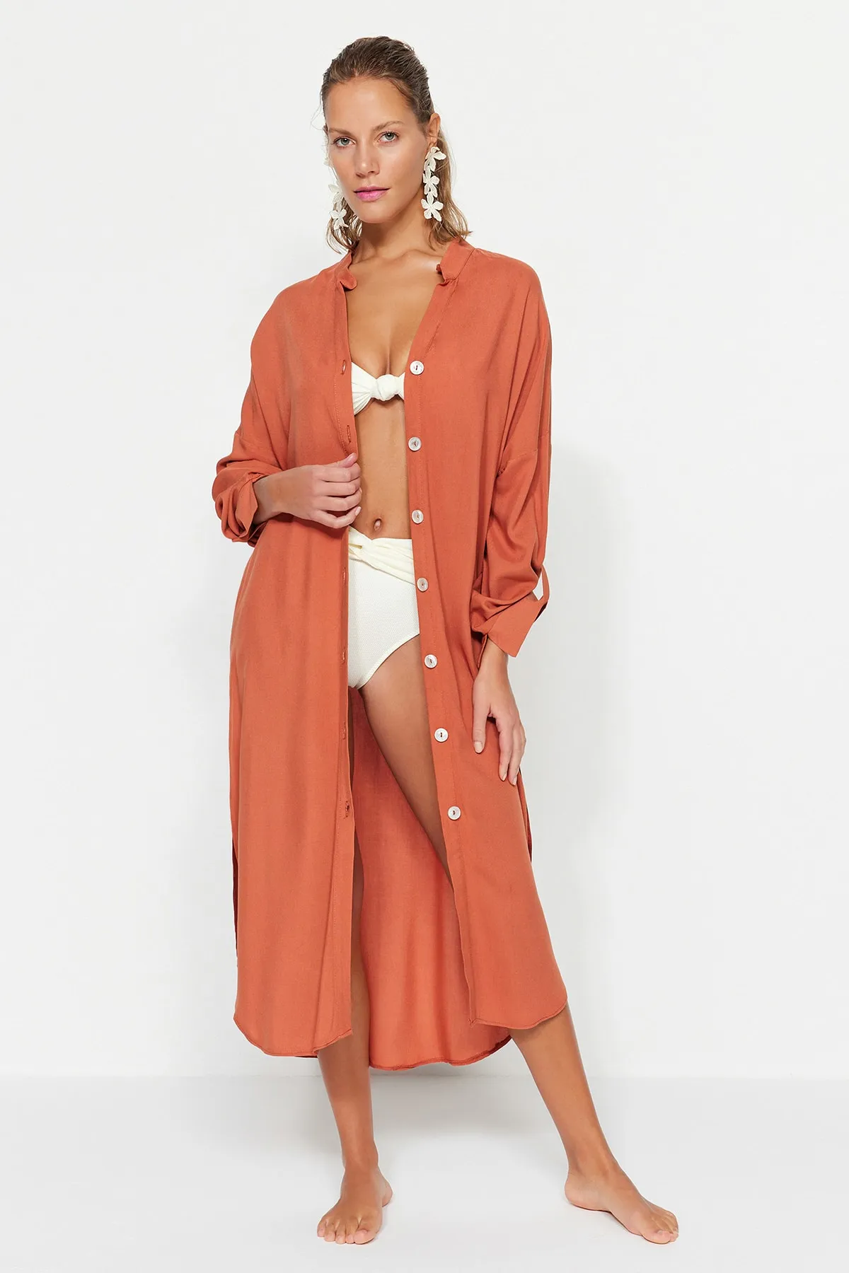 Trendyol Collection  Braunes Midi-Strandkleid aus Webstoff TBESS21EL3318