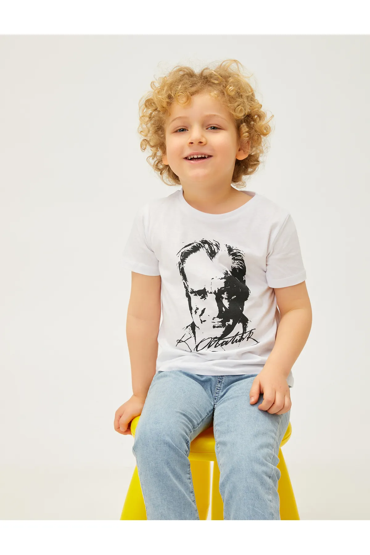 Koton  Atatürk bedrucktes T-Shirt mit kurzen Ärmeln und Rundhalsausschnitt