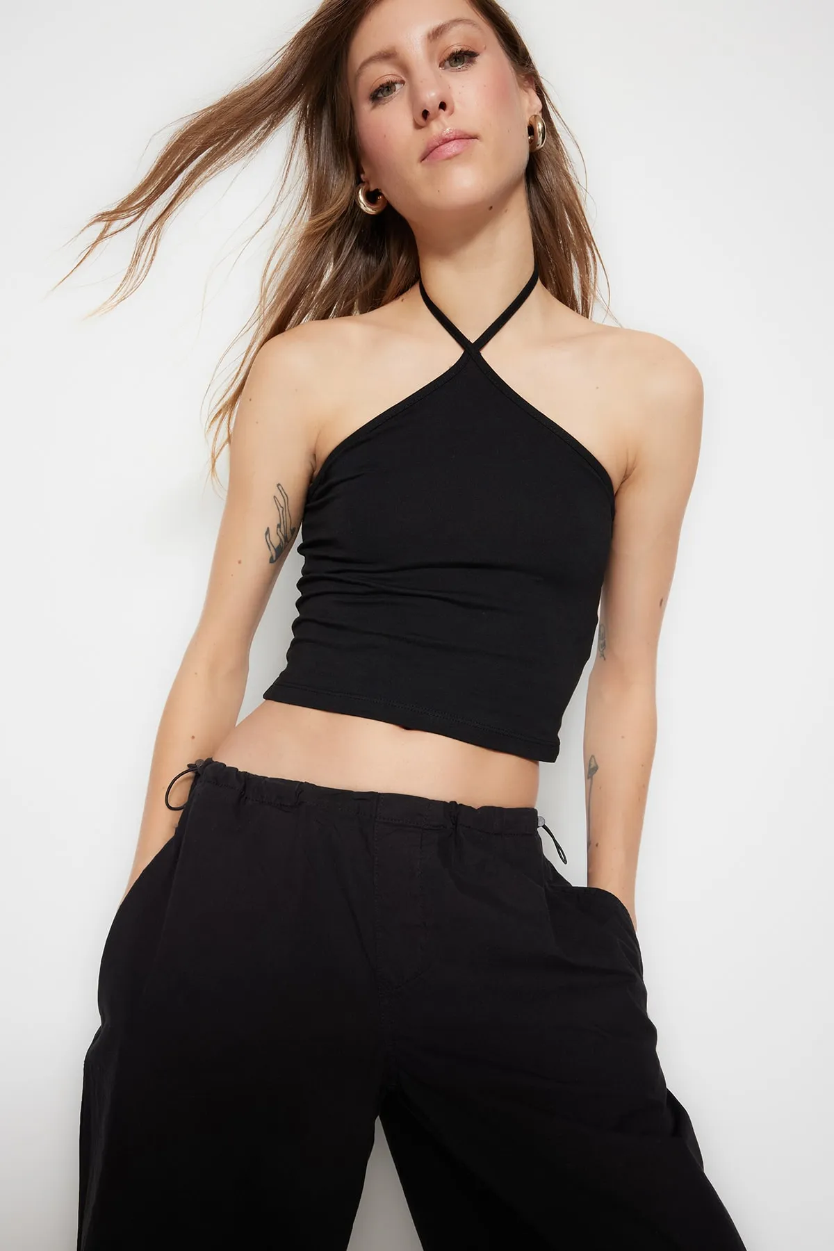 Trendyol Collection  Schwarz-weißes 2er-Pack Crop Bustier aus Baumwolle mit überkreuzten Trägern, dehnbar, gestrickt, TWOSS23BS00002