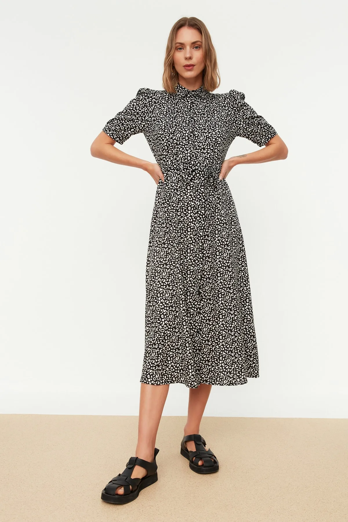 Trendyol Collection  Gewebtes Kleid mit mehrfarbigem Druckdetail TWOSS20EL1559