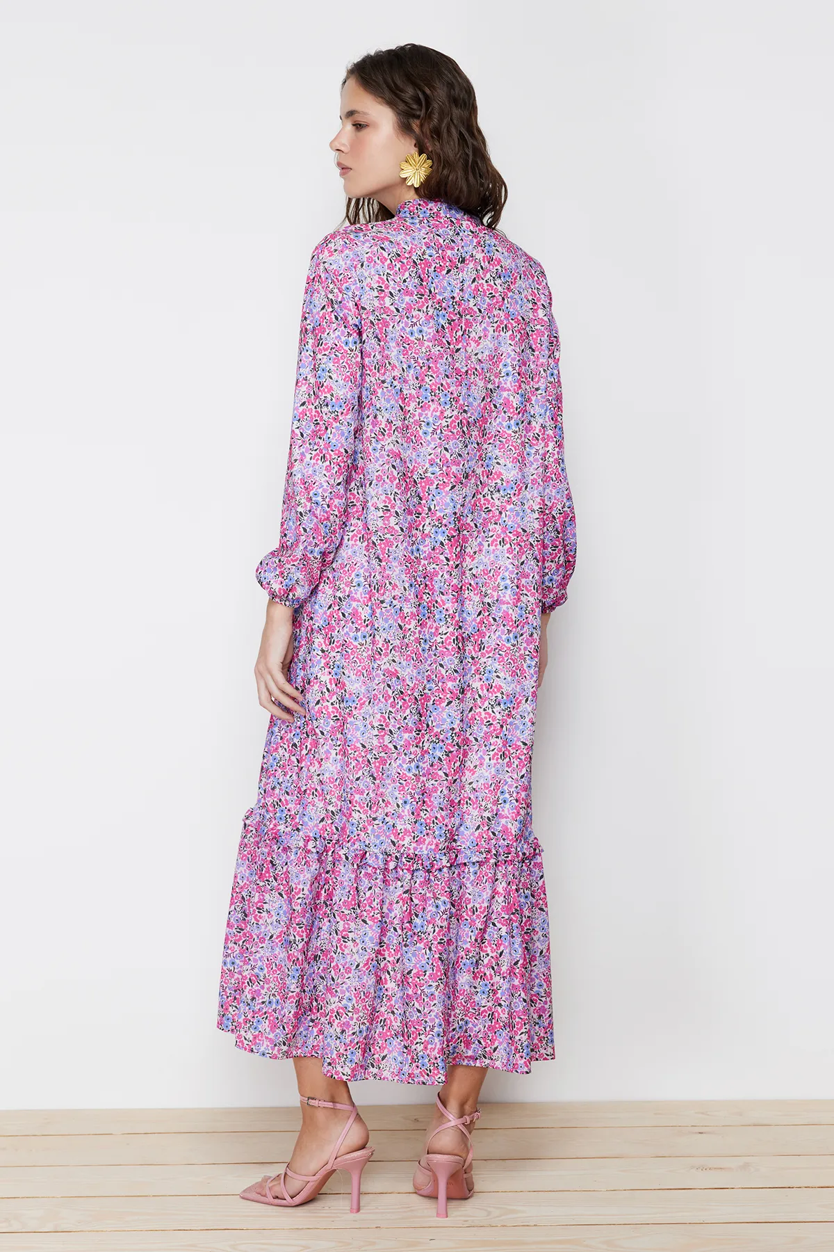 Trendyol Modest  Lilafarbenes, gewebtes Kleid mit Blumenmuster und Rüschen TCTSS21EL3353