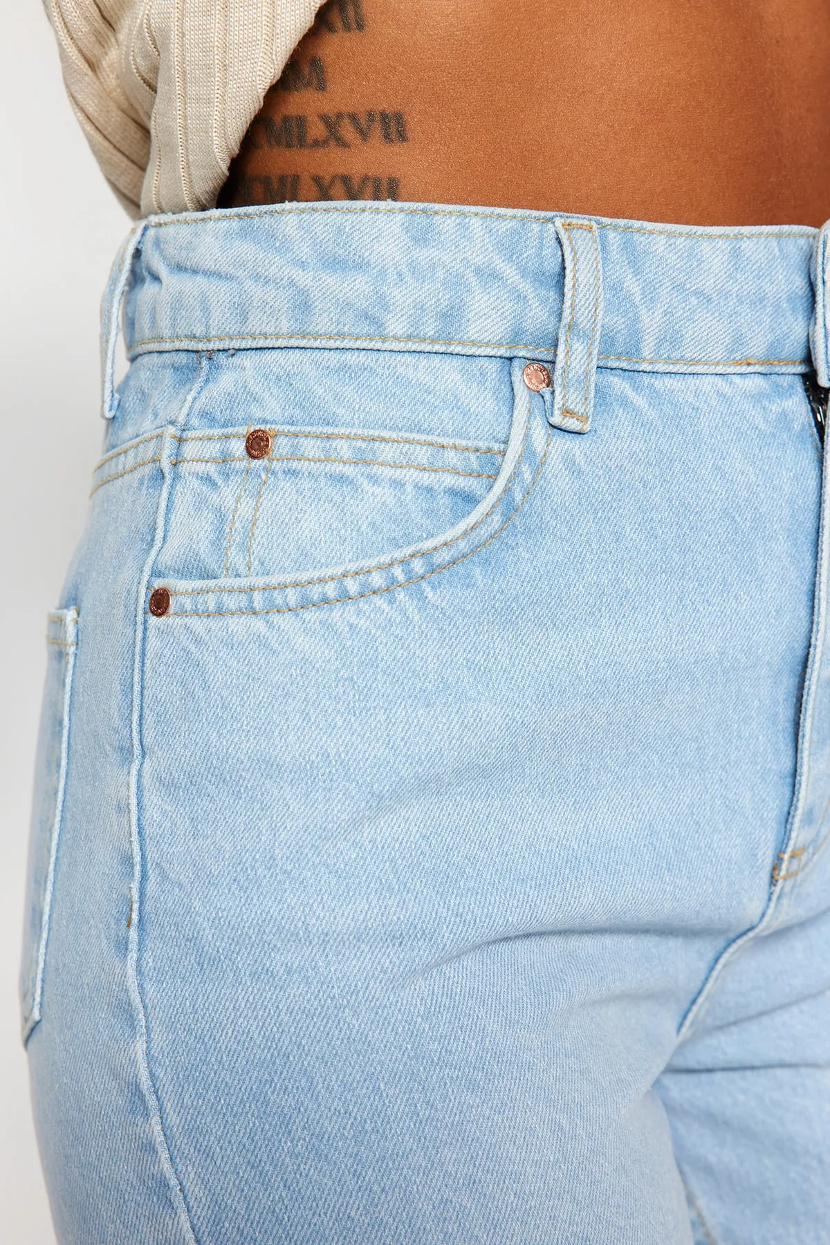 Trendyol Collection  Hellblaue gerade Jeans mit hoher Taille TWOAW24JE00082