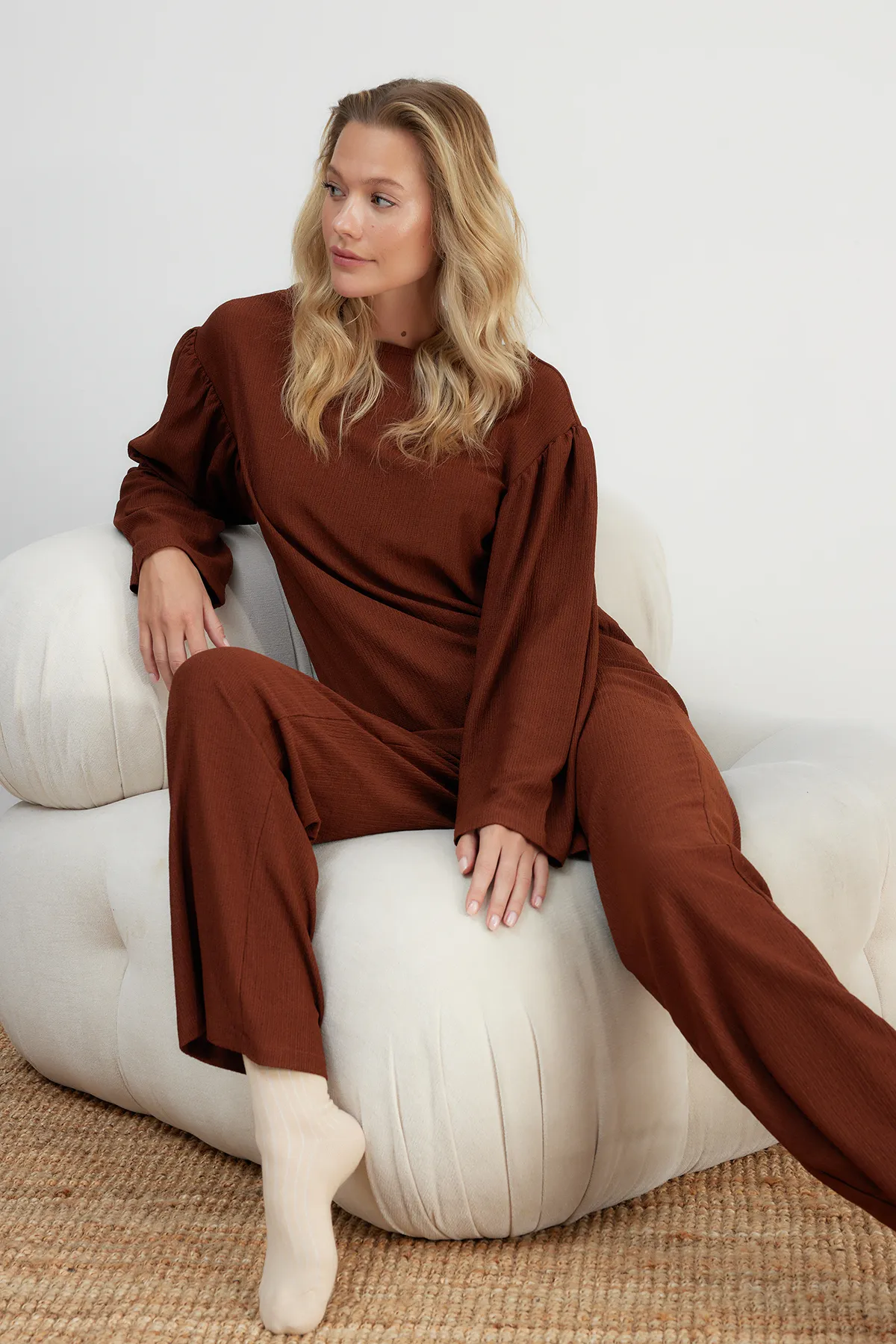 Trendyol Collection  Braunes, gestricktes Pyjama-Set mit T-Shirt und Hose mit Raffung und Wickeldesign THMAW24PT00134