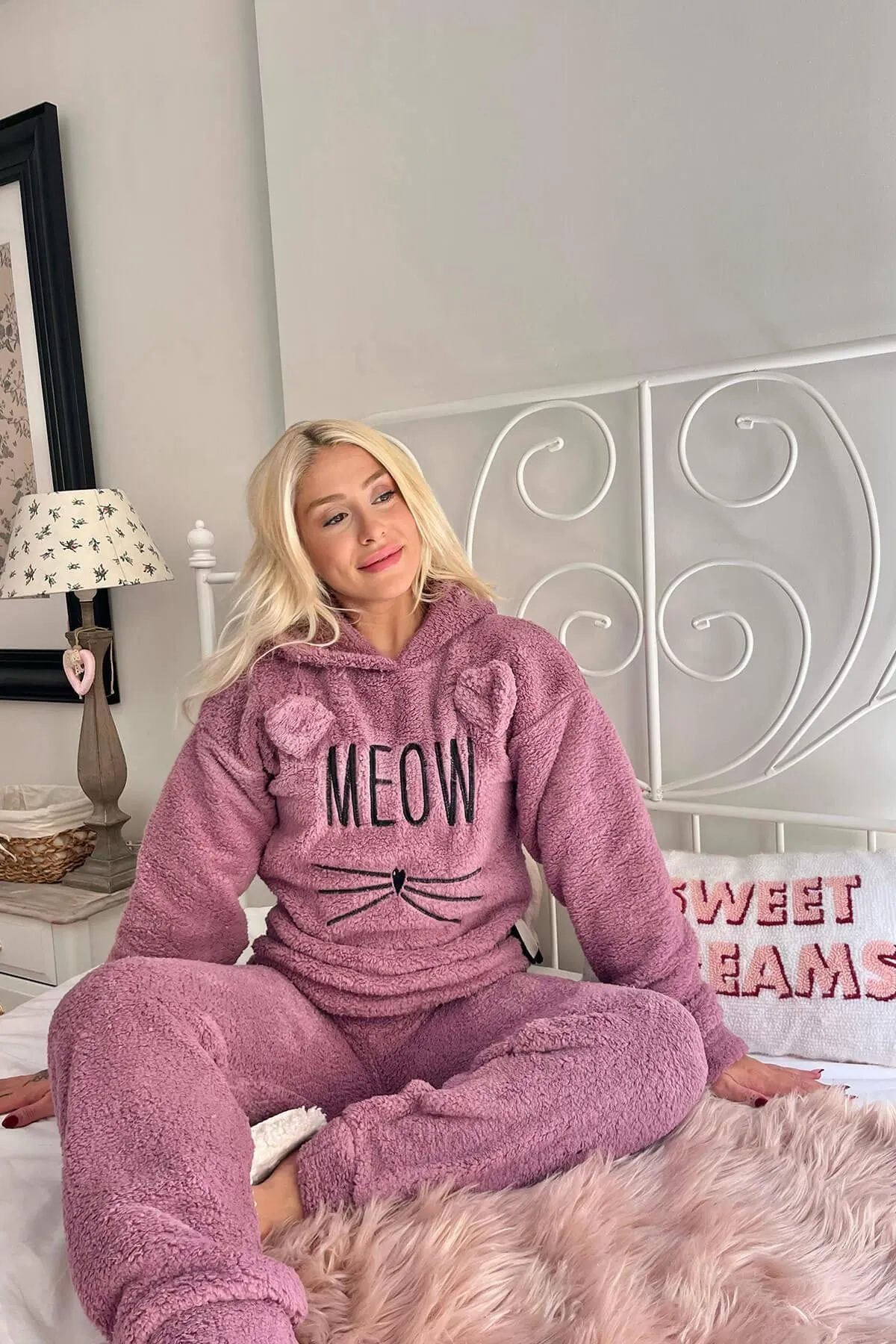 Pijamaevi  Lila Meow gemustertes Vollplüsch-Pyjama-Set
