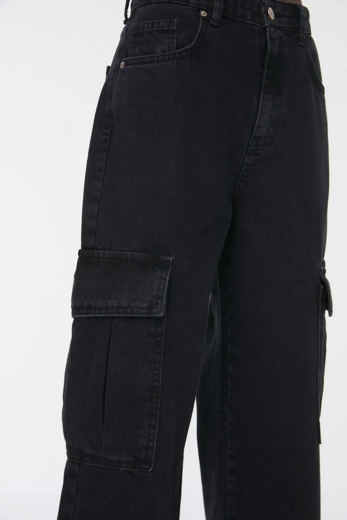 Trendyol Collection  Schwarze Cargo-Jeans mit hoher Taille und weitem Bein TWOSS22JE0581