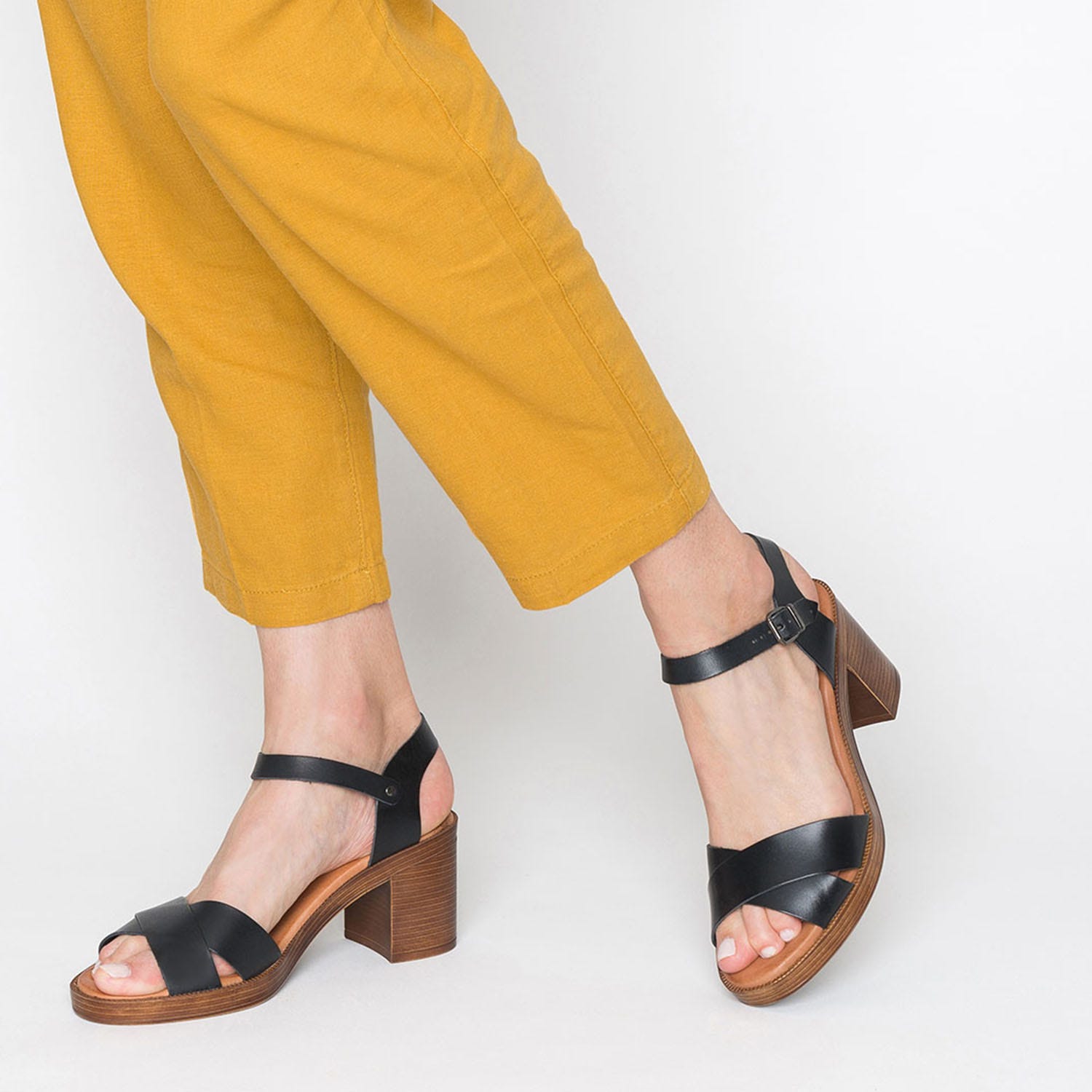 Sandale noire en cuir