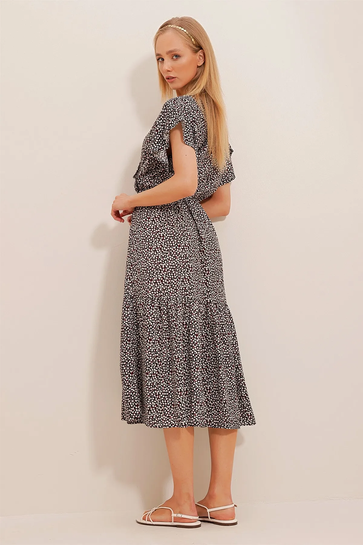 Trend Alaçatı Stili  Damenkleid aus schwarz-rotem, zweireihigem Kragenrock mit Rüschen und Volants aus Viskose ALC-X4373