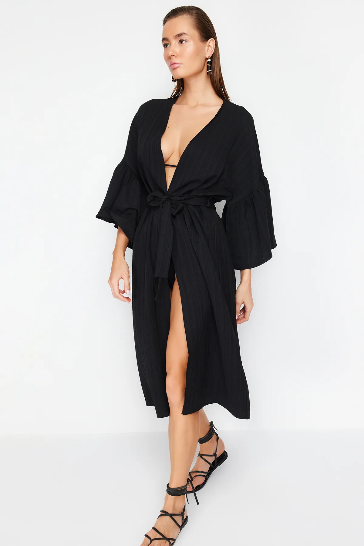 Trendyol Collection  Schwarzer Maxi-Kimono und Kaftan aus gewebtem Volant aus Leinenmischung mit Gürtel TBESS23KM00028