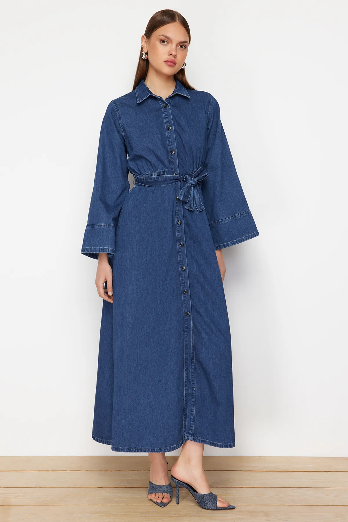 Trendyol Collection  Dunkelblaues Maxi-Jeanskleid mit Hemdbluse TWOSS24EL00923