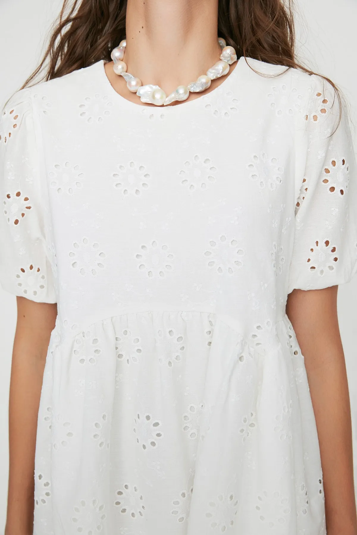 Trendyol Collection  Ecrufarbenes, weit geschnittenes, gewebtes Minikleid mit Stickerei in limitierter Auflage TWOSS22EL0155