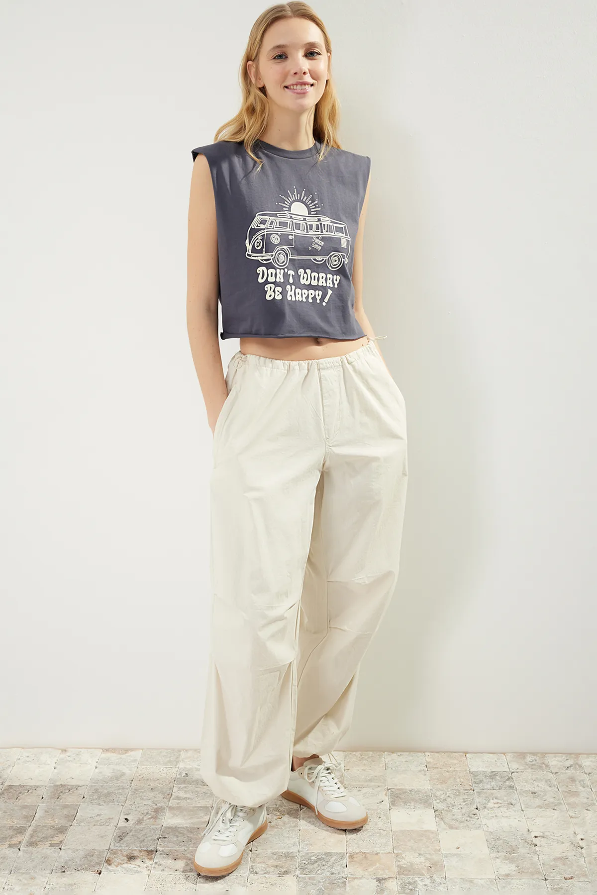 Trendyol Collection  Anthrazitfarbenes, bedrucktes, ärmelloses, kurz geschnittenes Strick-T-Shirt aus 100 % Baumwolle mit Rundhalsausschnitt TWOSS23TS00122