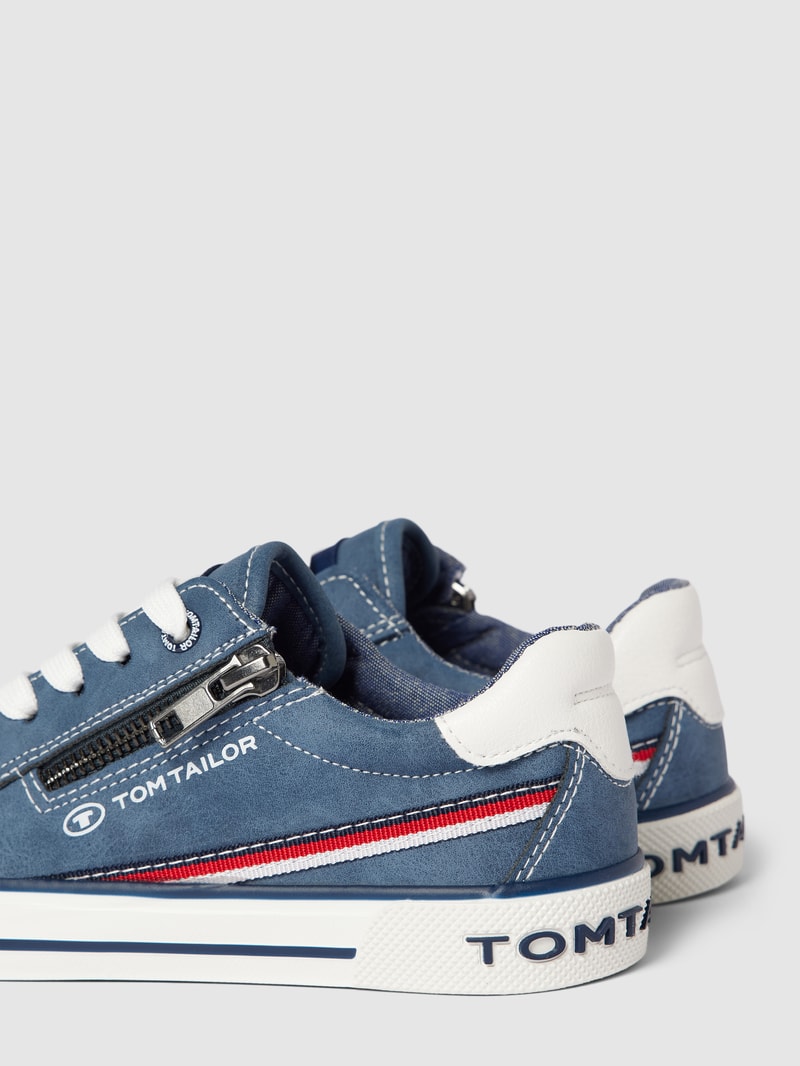 Sneaker mit Label-Details in hellblau