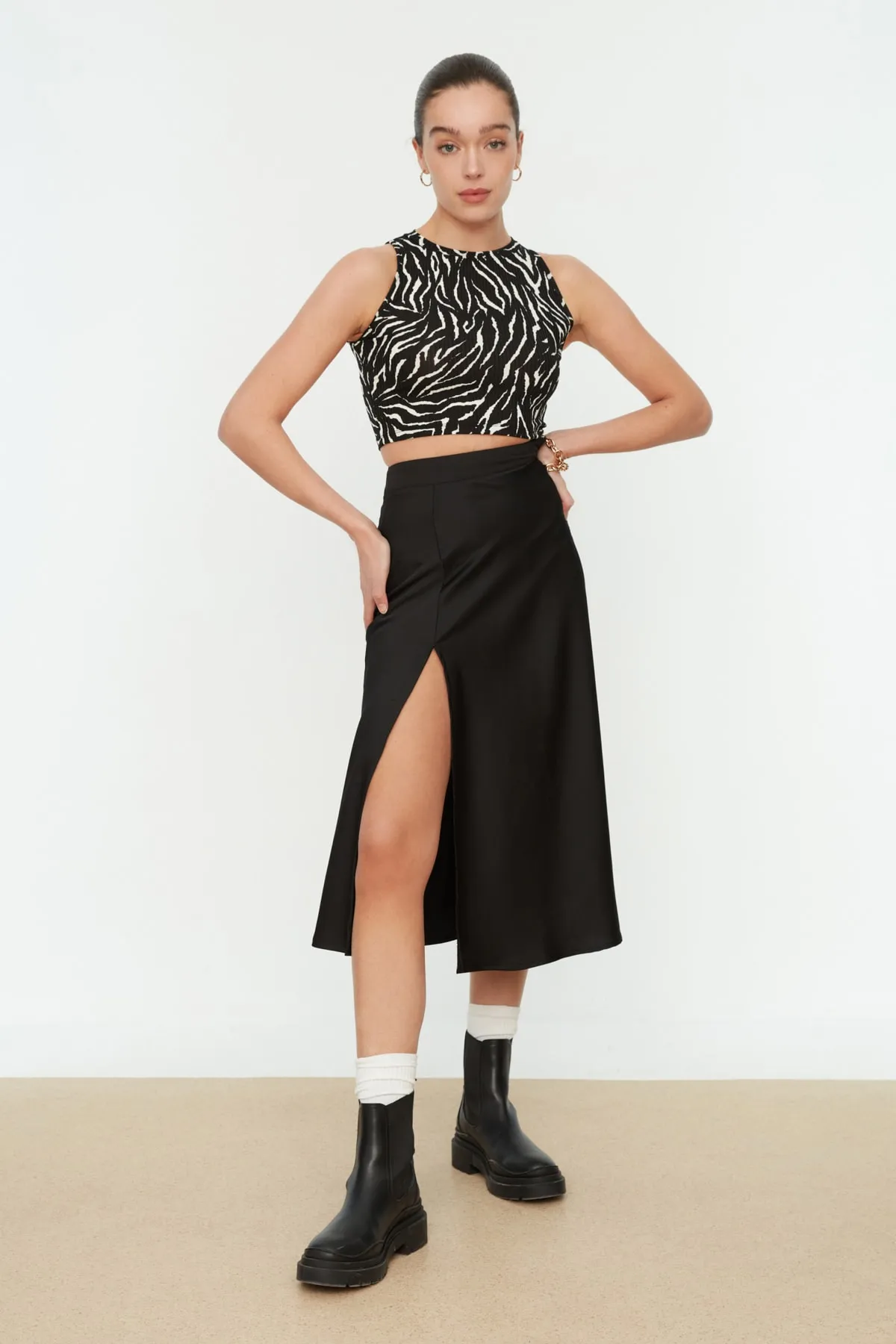 Trendyol Collection  Schwarze, taillierte, kurze, dehnbare Strickbluse mit Animal-Print und Neckholder TWOSS22BZ0879