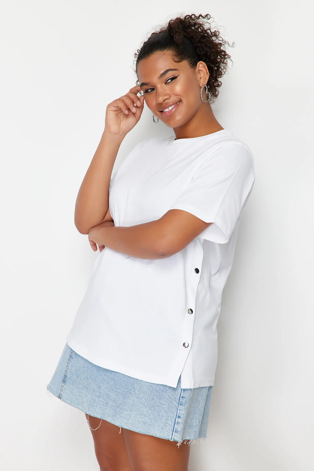 Trendyol Curve  Weißes Strick-T-Shirt mit Knopfdetail TBBSS24BF00000