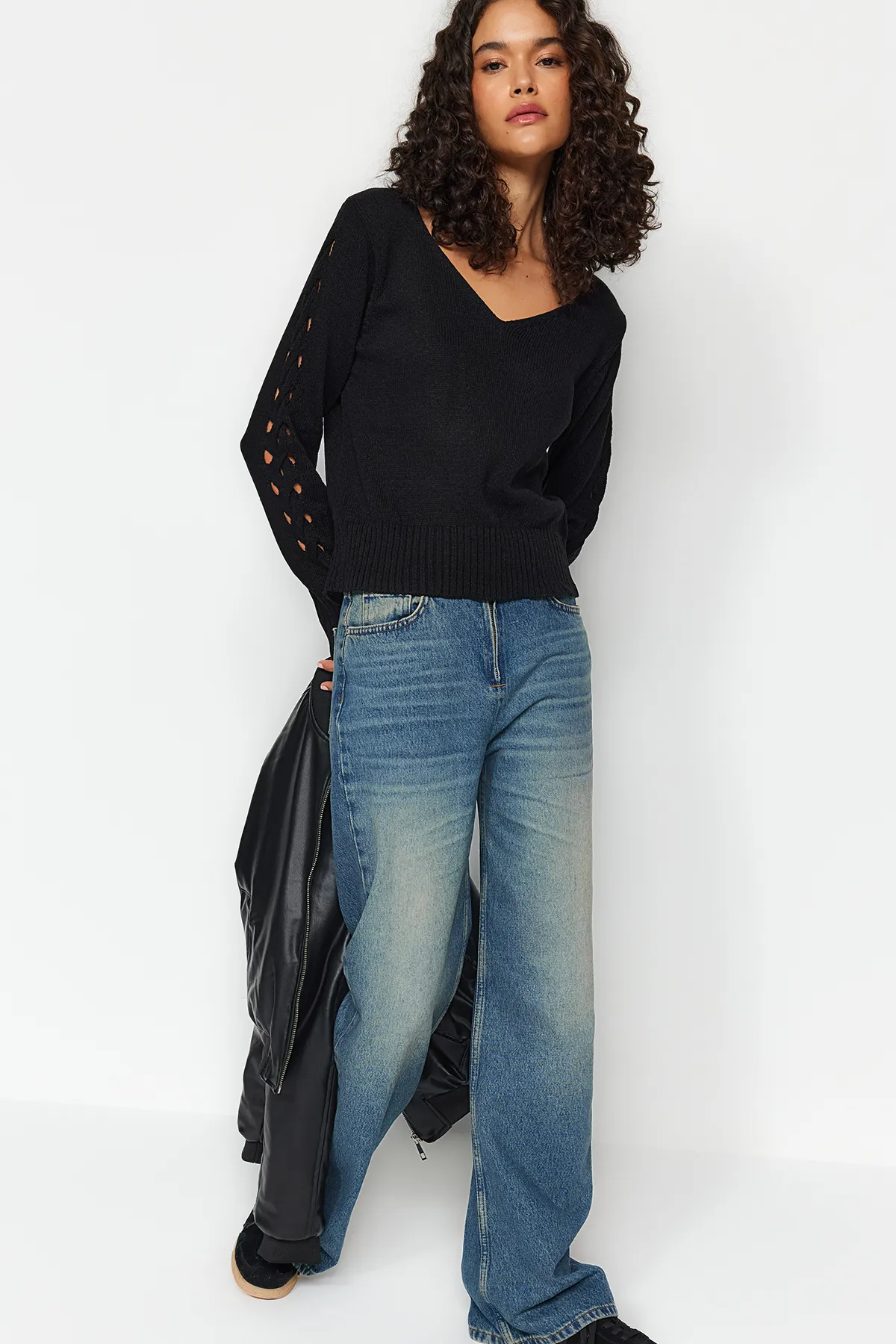 Trendyol Collection  Schwarzer Strickpullover mit V-Ausschnitt und Lochmuster TWOAW24KZ01217