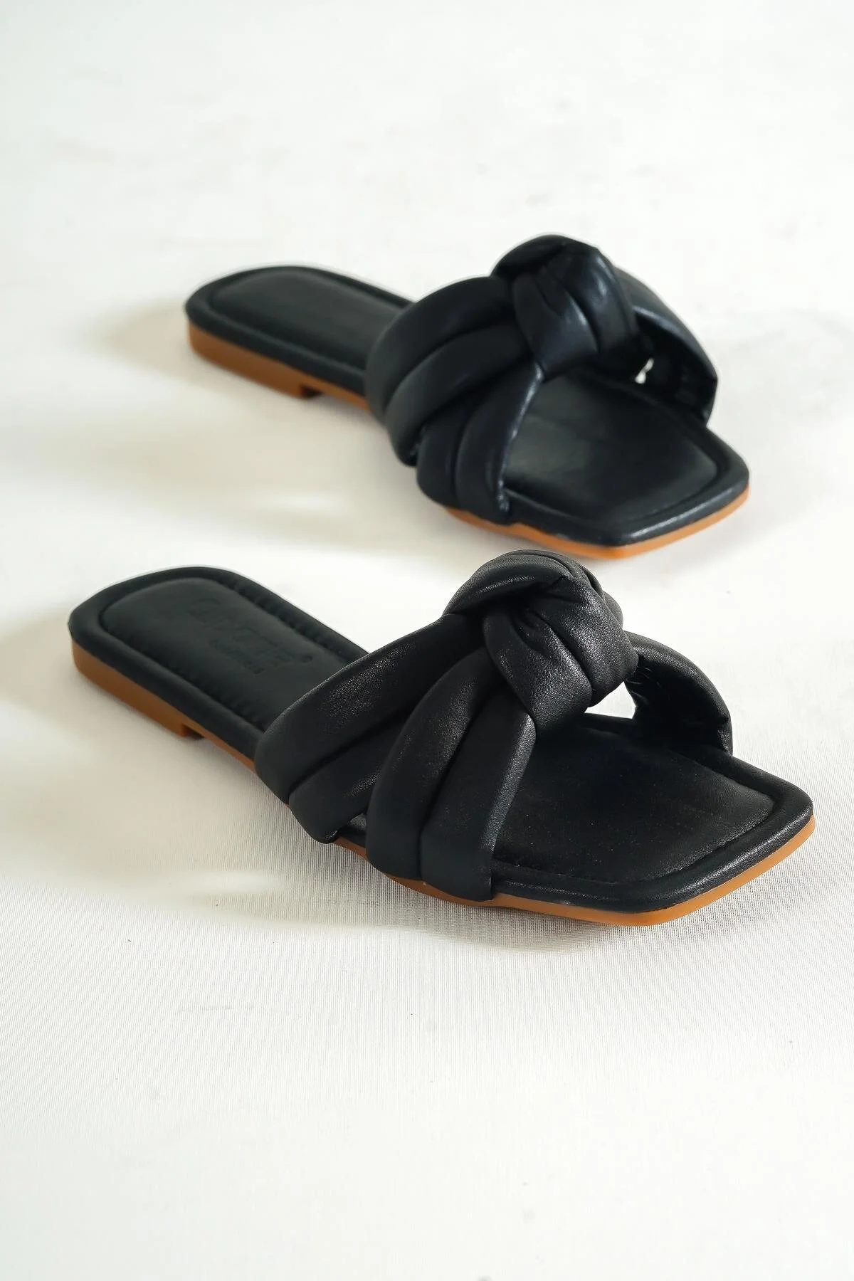 Capone Outfitters  Schwarze Damenhausschuhe von Capone mit flachem Absatz