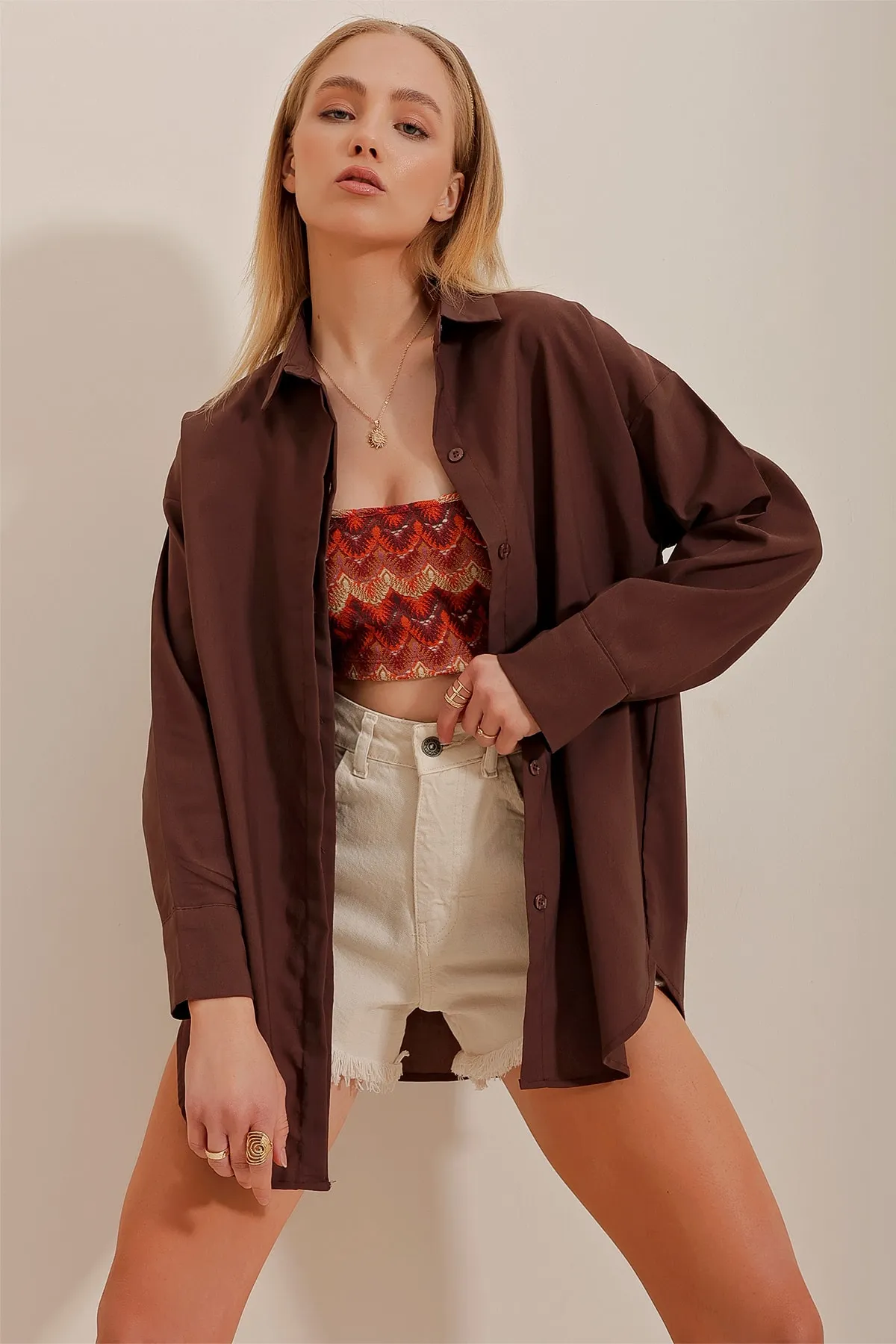 Trend Alaçatı Stili  Braunes, übergroßes, langes, gewebtes Hemd für Damen ALC-X6828