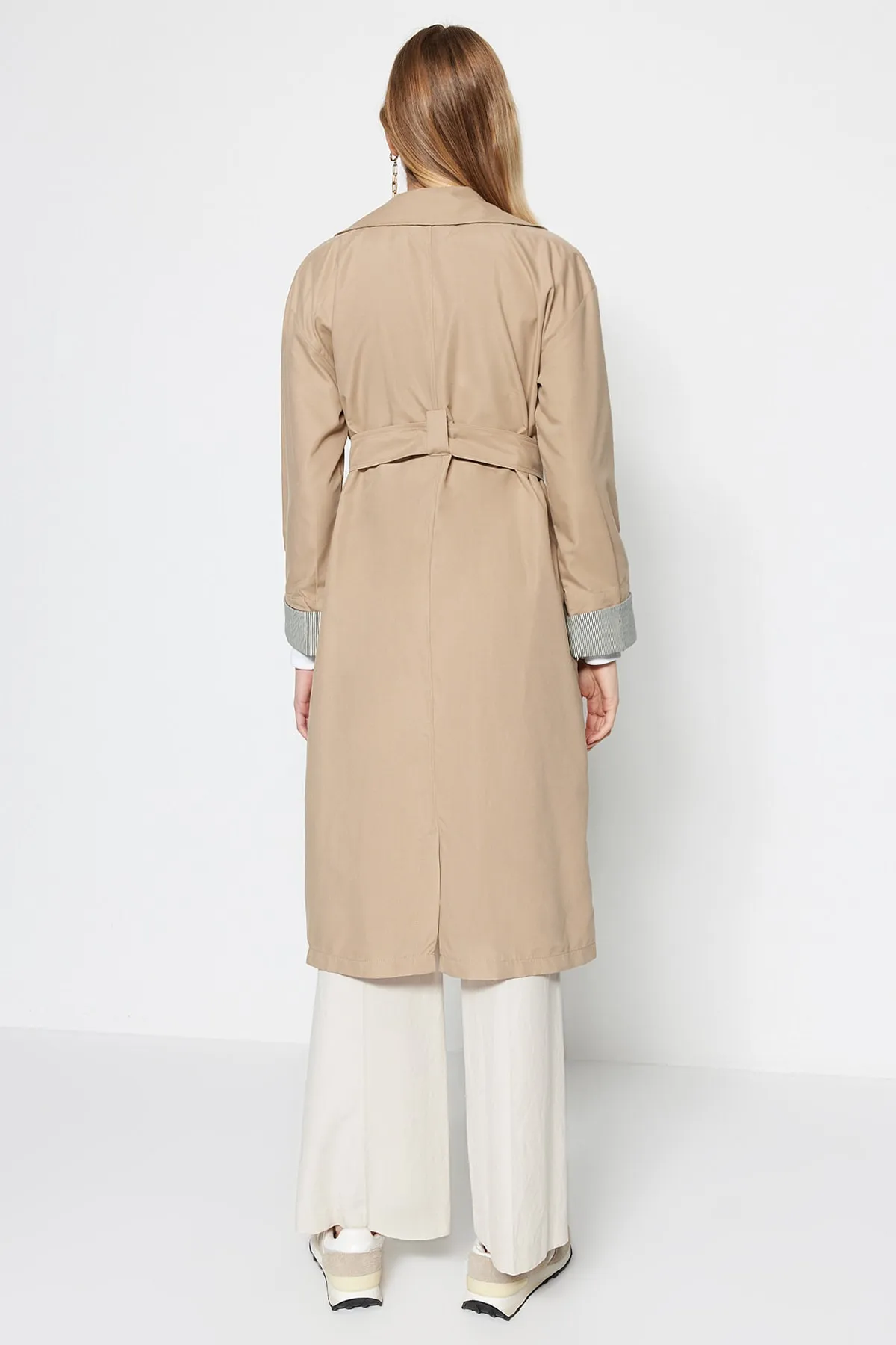 Trendyol Modest  Beiger gewebter Trenchcoat mit Bindedetail in der Taille TCTSS23CL00002