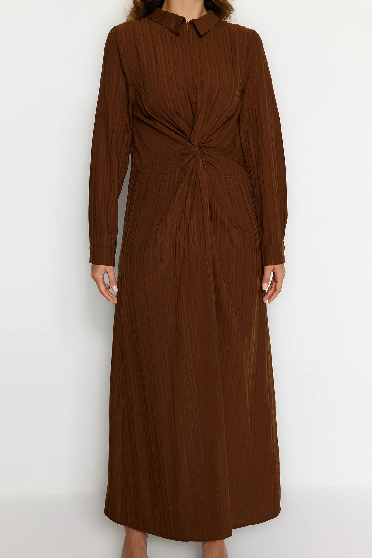 Trendyol Modest  Braunes gewebtes Kleid mit Knoten vorne und Reißverschlussdetail TCTSS23EB00137