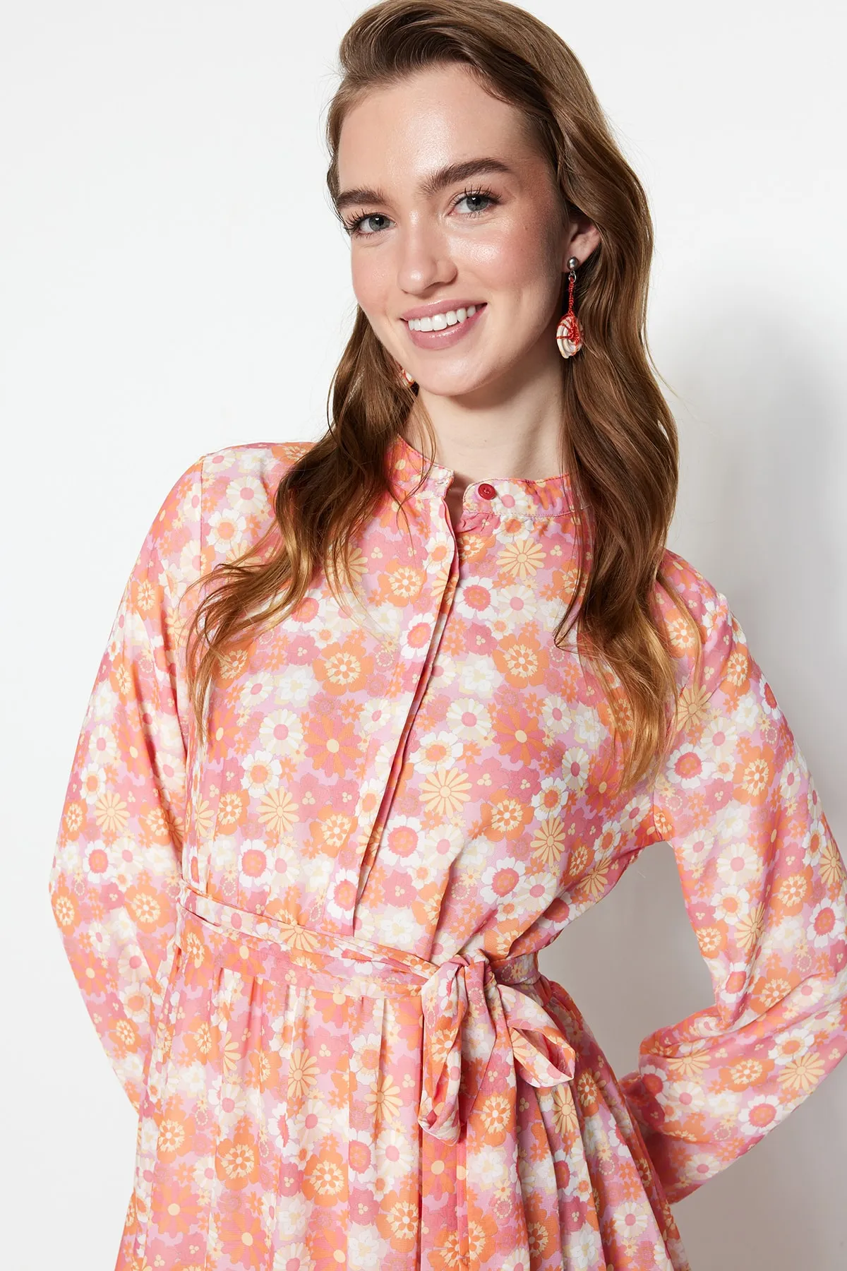 Trendyol Modest  Rosa Kleid aus gewebtem Chiffon mit Blumenmuster, Gürtel, Stehkragen und Futter TCTSS21EL3346