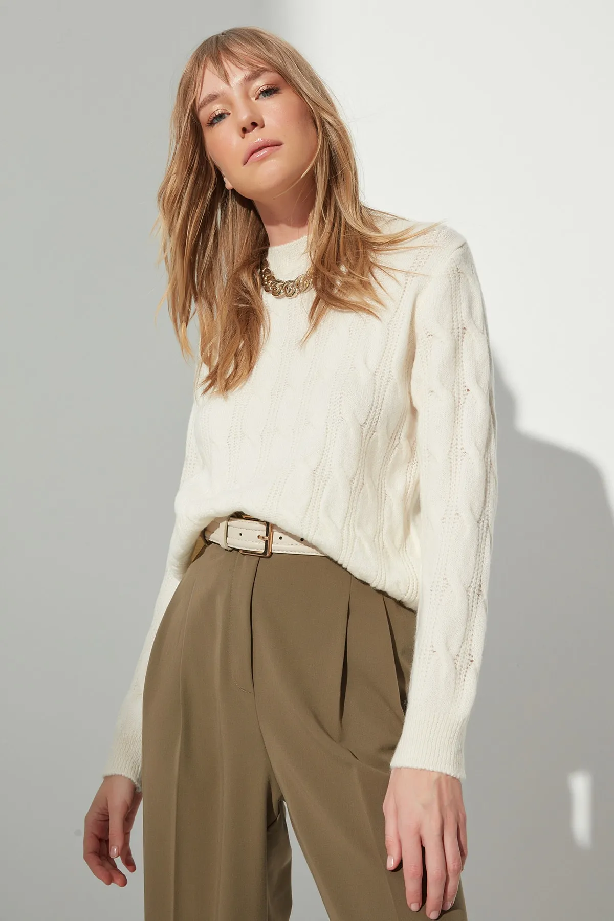 Trendyol Collection  Ecrufarbener, detaillierter Strickpullover aus Wolle TWOAW23KZ01027