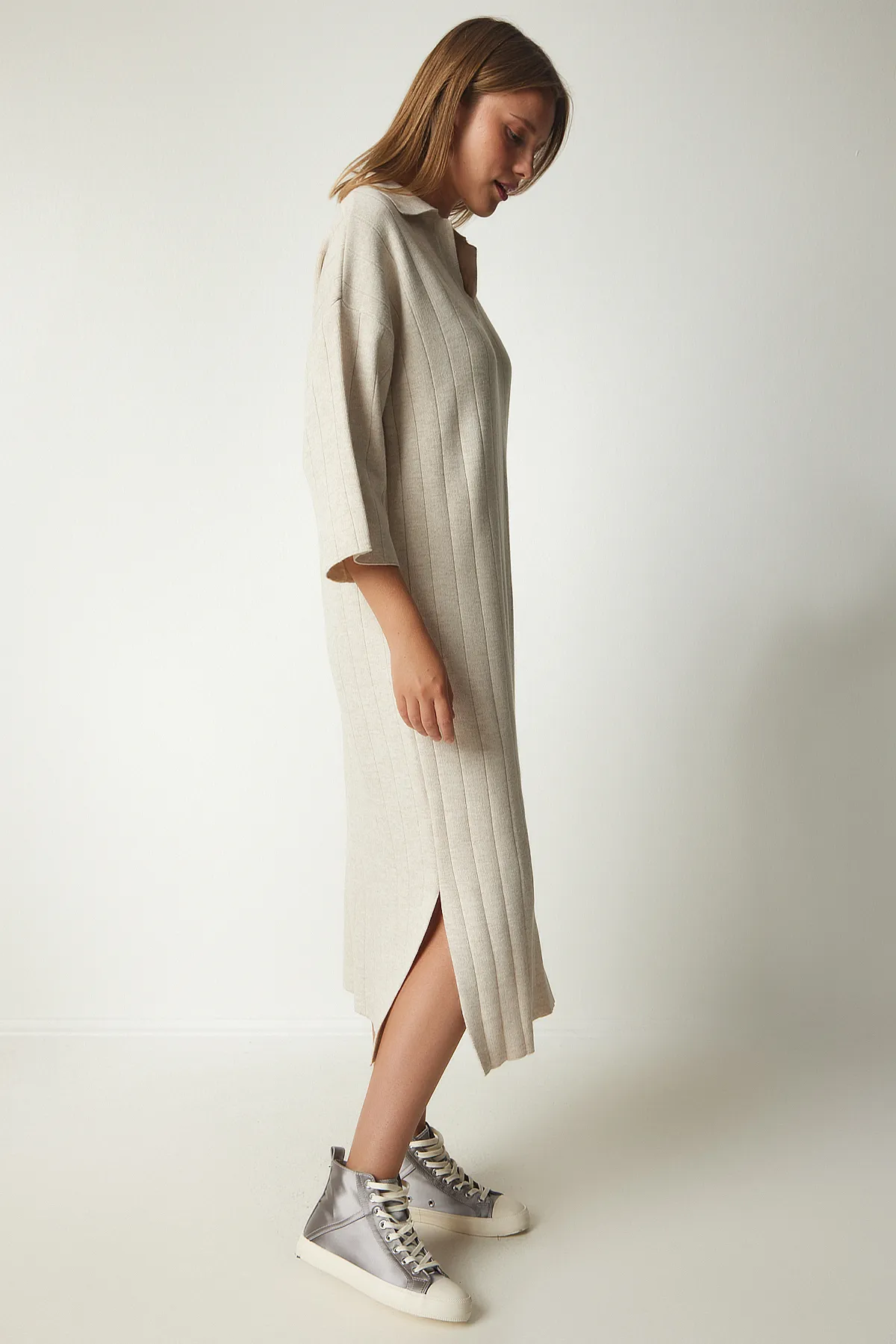 Happiness İstanbul  Cremefarbenes Oversize-Strickkleid mit Rollkragen für Damen YY00178