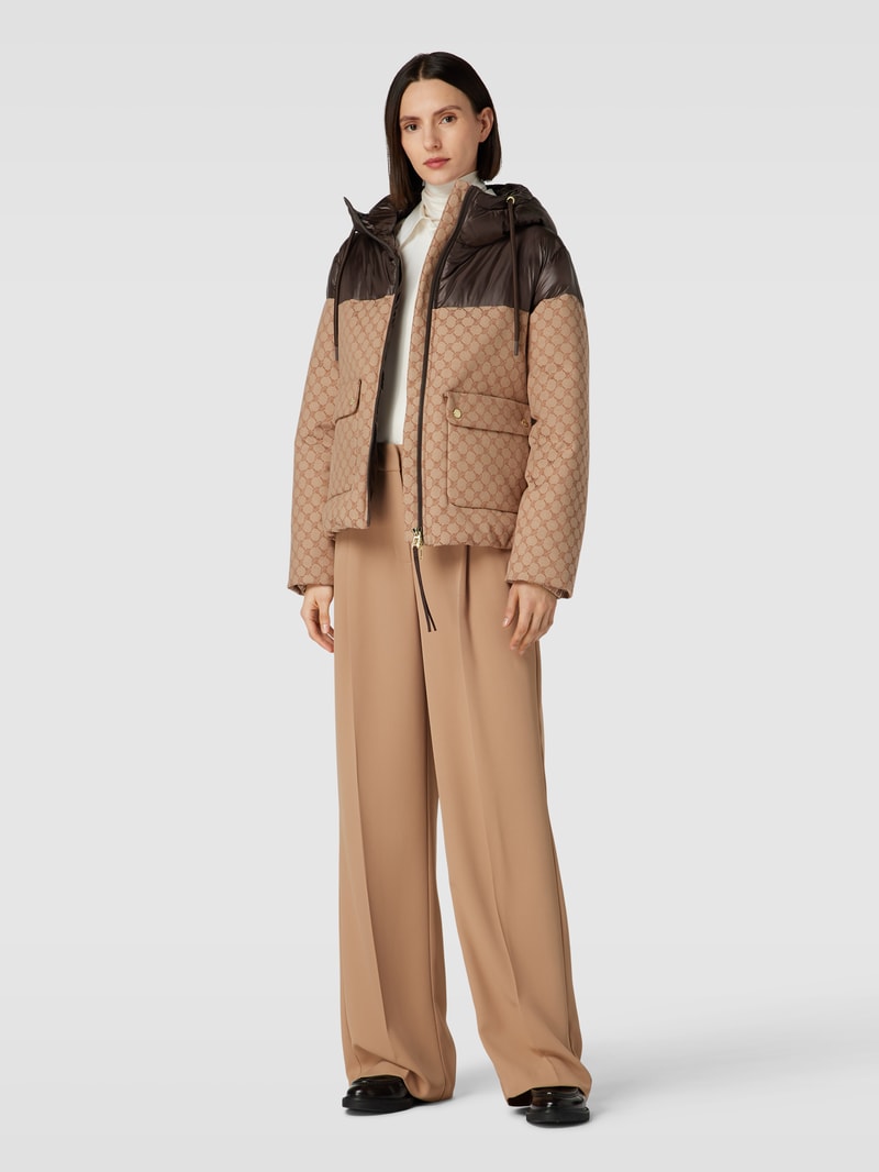 Steppjacke mit seitlichen Pattentaschen in camel