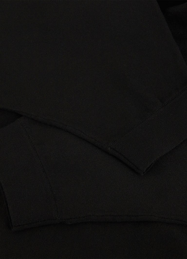 Tricou Cristine de la Phase Eight, confecționat din material tricotat subțire și elastic.