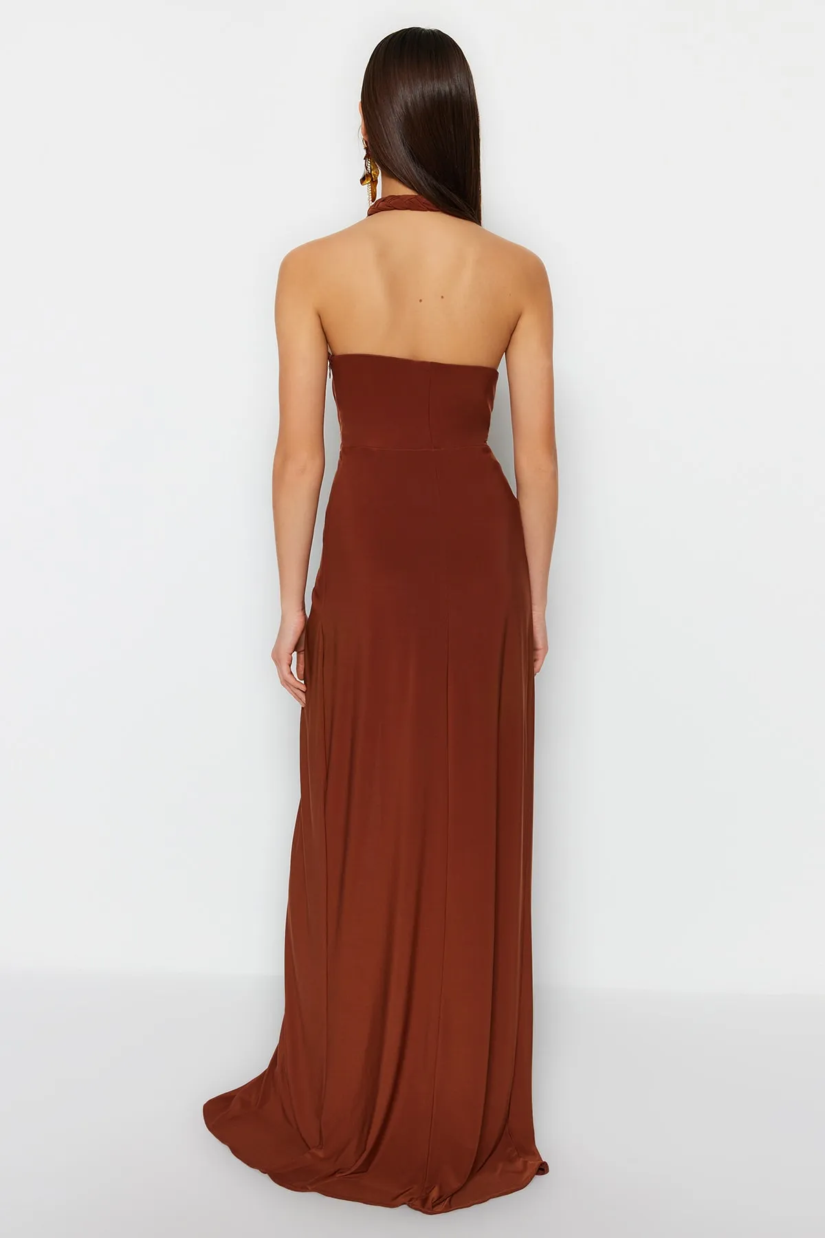 Trendyol Collection  Braunes, langes Abendkleid mit Wickeldesign und Kragen TPRSS23AE00208