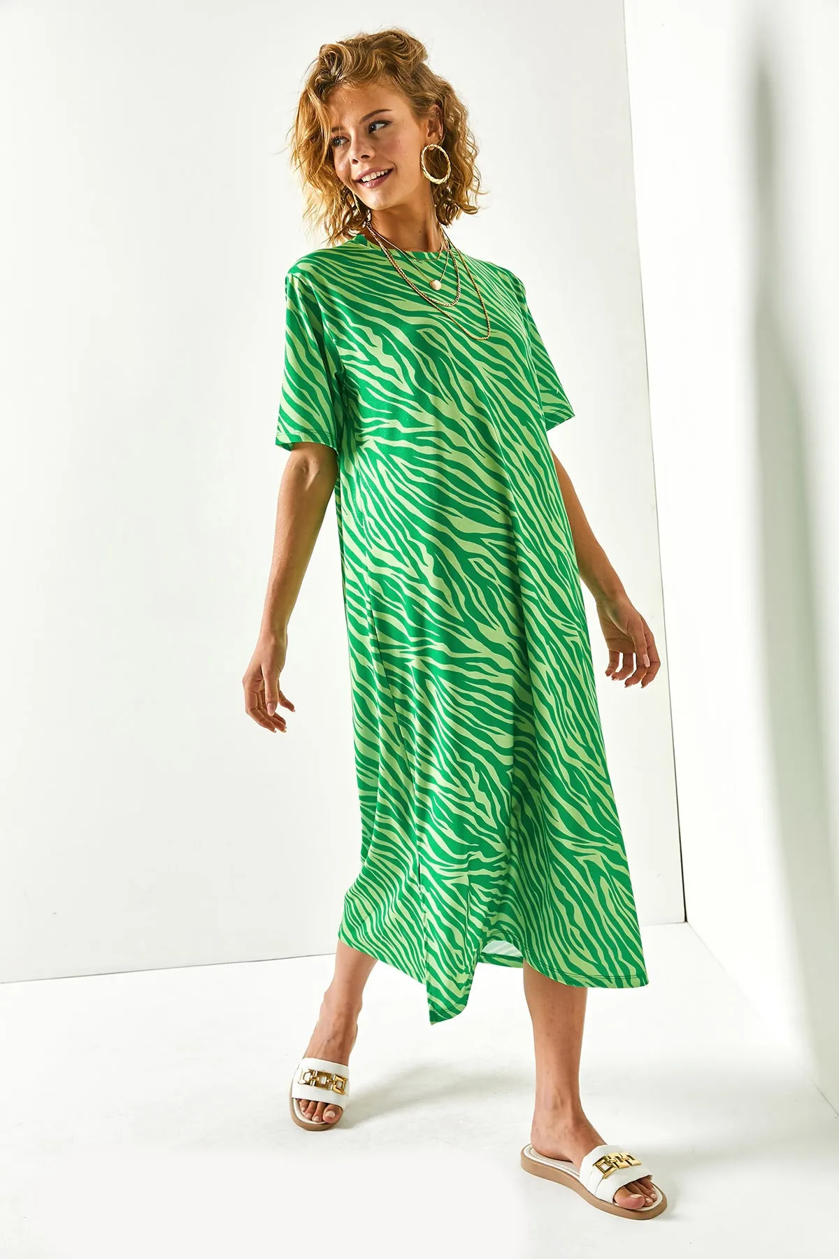 Olalook  Viskosegrünes, seitlich geschlitztes Oversize-Baumwollkleid für Damen ELB-19001880