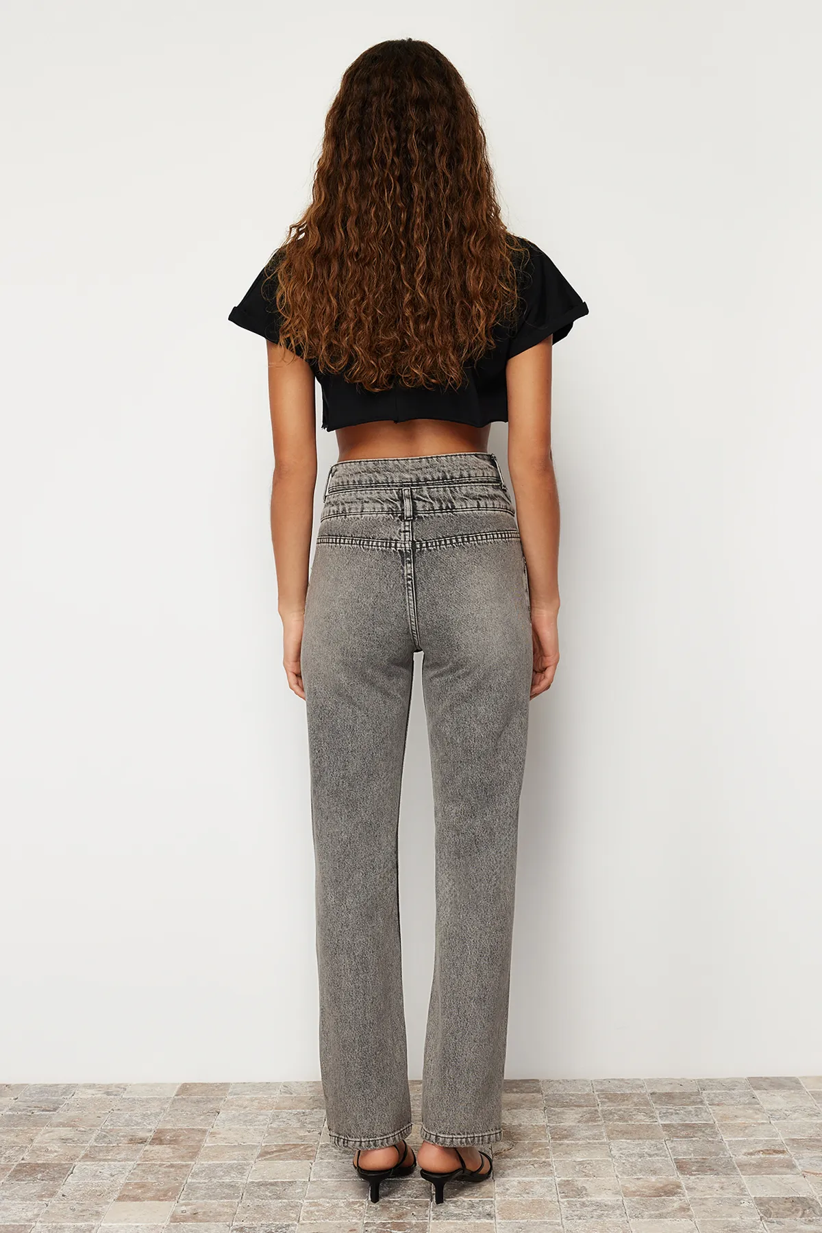 Trendyol Collection  Anthrazitfarbene Jeans mit weitem Bein und hohem Bund und doppeltem Gürtel TWOSS24JE00171