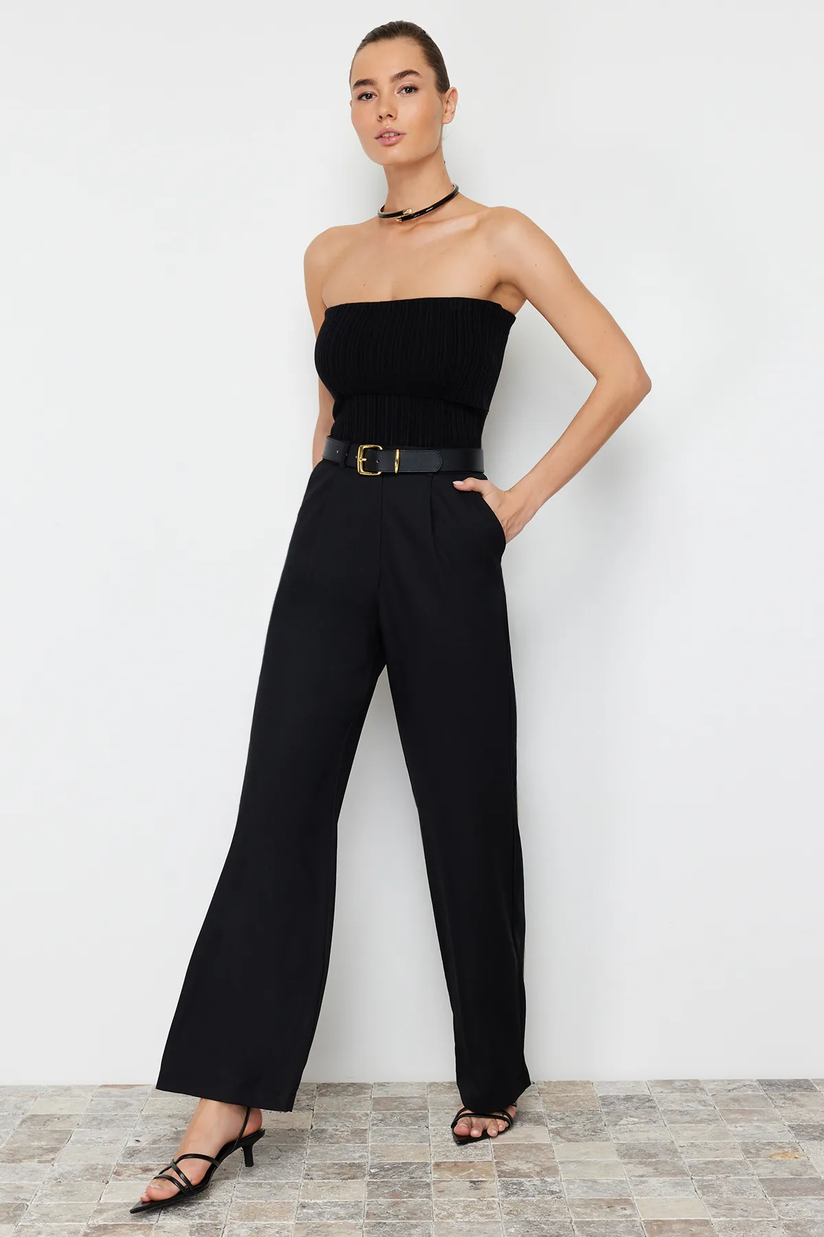 Trendyol Collection  Schwarze Hose mit weitem Bein/weitem Bein aus Webstoff TWOSS24PL00084