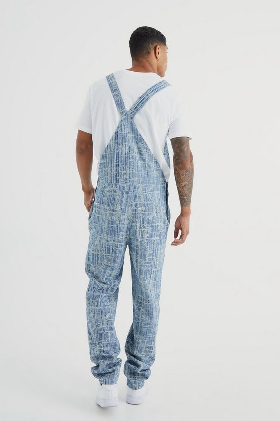 Lockere zerrissene Latzhose