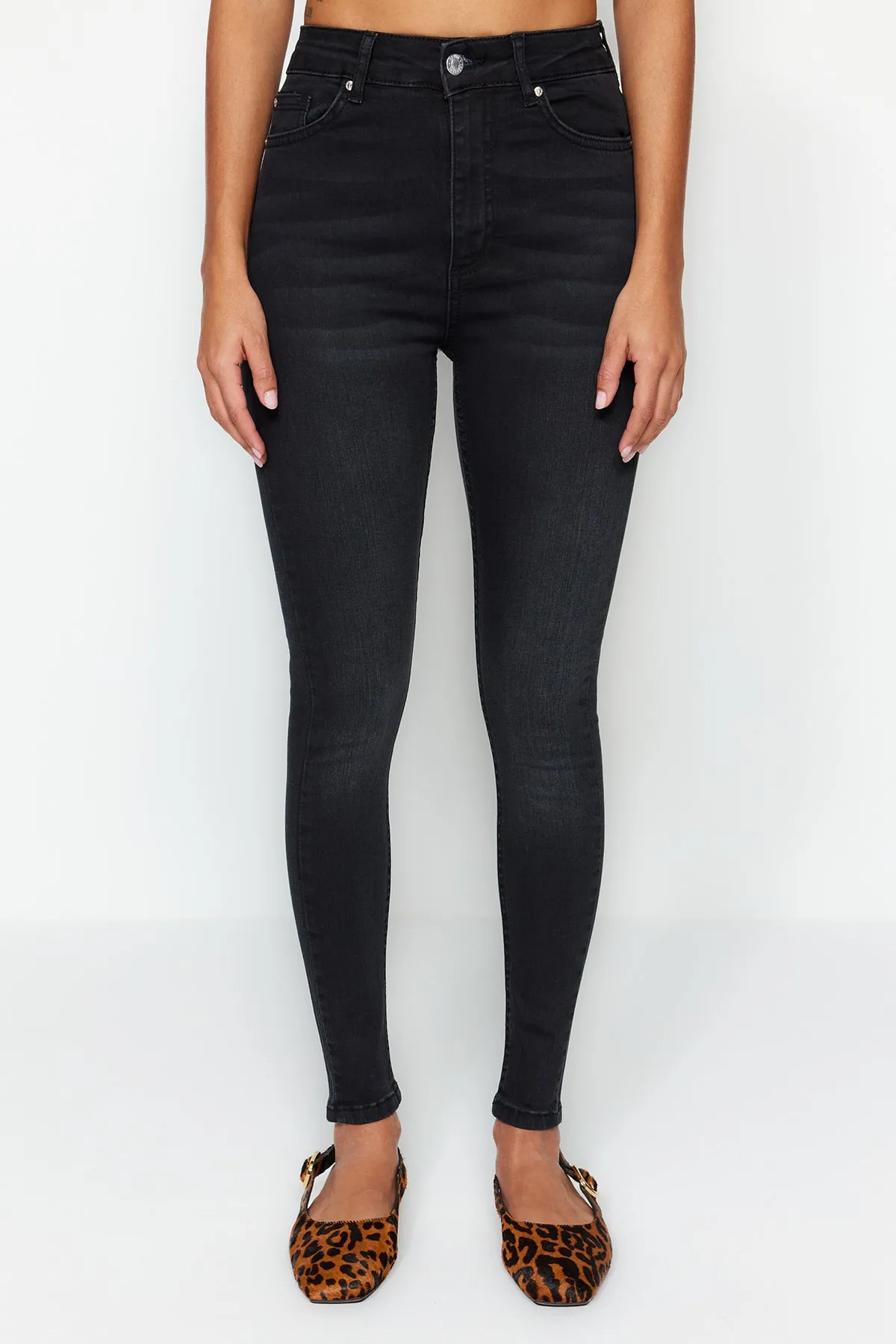 Trendyol Collection  Schwarze Skinny Jeans mit Schlankheitseffekt und superhoher Taille TWOSS23JE00080