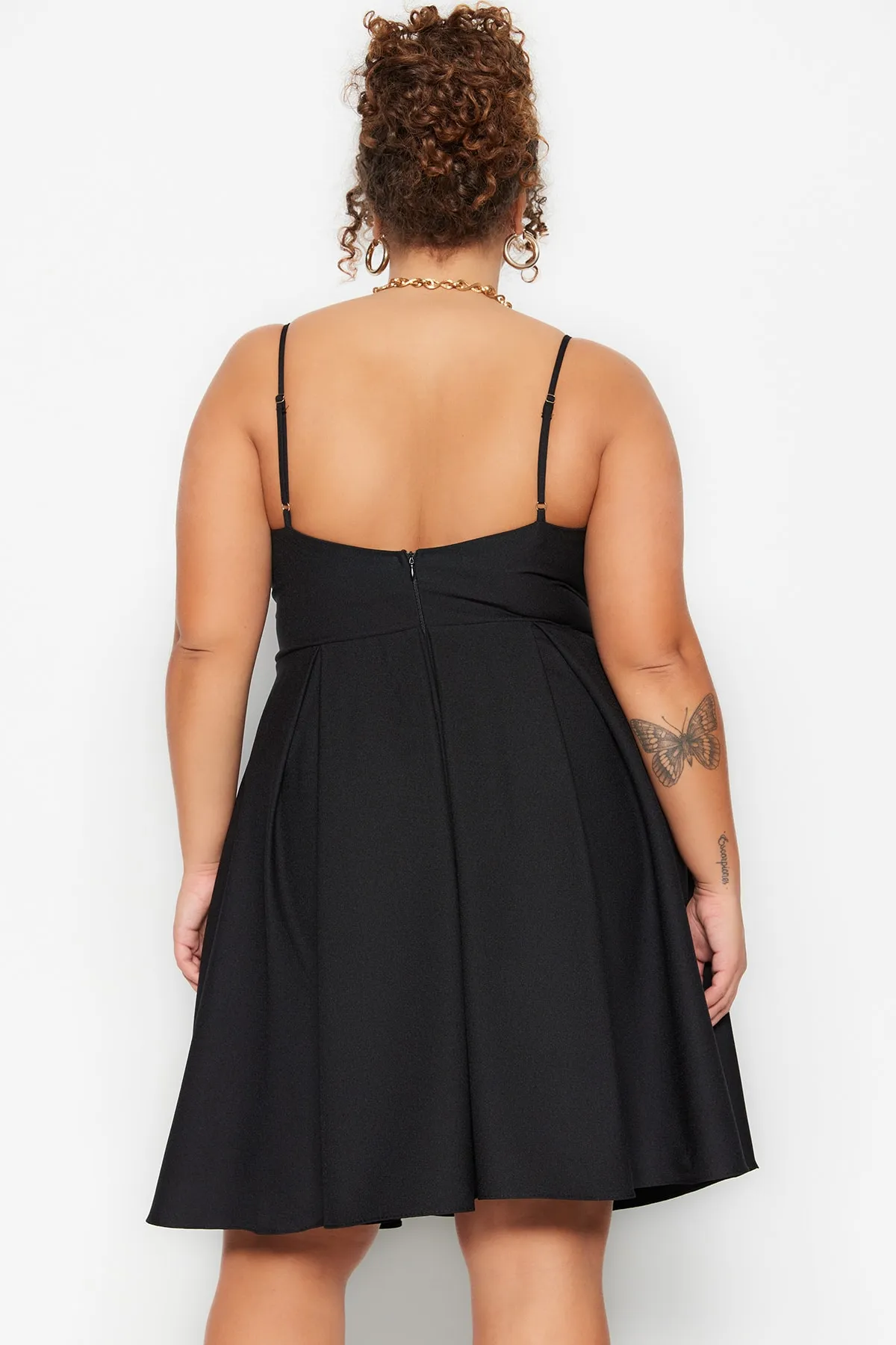 Trendyol Curve  Schwarzes Webkleid mit V-Ausschnitt TBBSS23AH00228