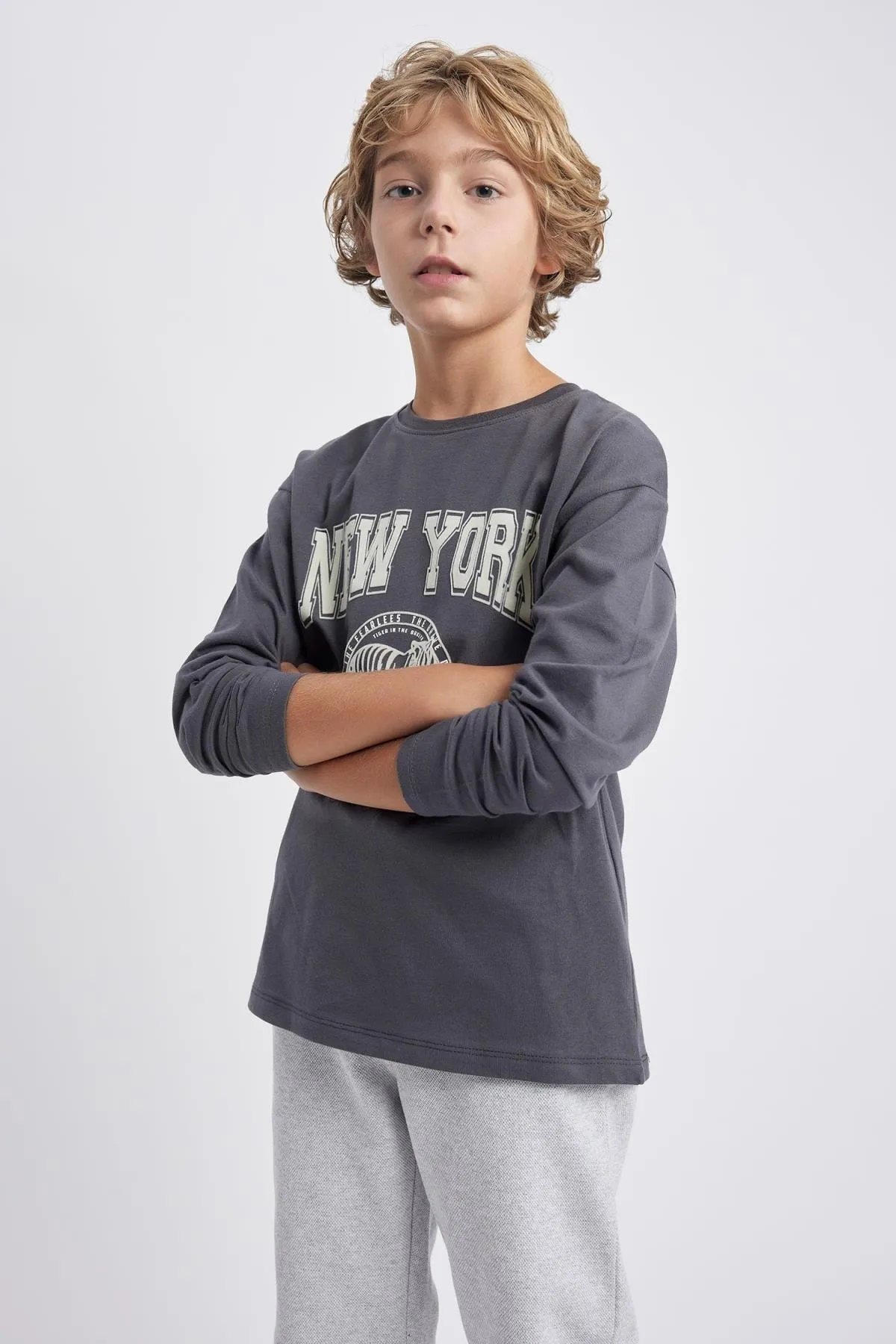 DeFacto  Langärmliges T-Shirt aus gekämmter Baumwolle mit Rundhalsausschnitt in Oversize-Passform für Jungen
