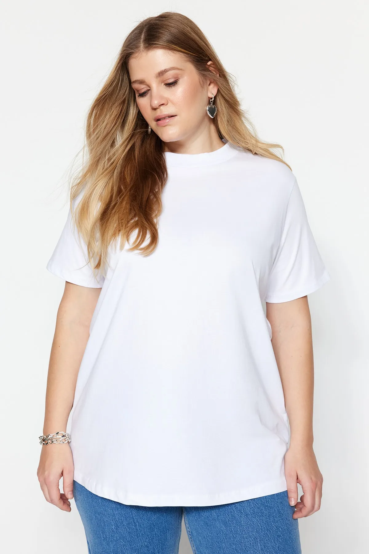 Trendyol Curve  Weißes, marineblaues Boyfriend-Strick-T-Shirt mit geripptem Kragen TBBSS23BF00019