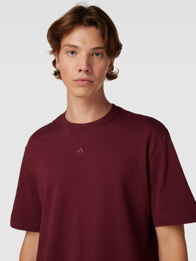 T-Shirt mit Label-Stitching in bordeaux rot