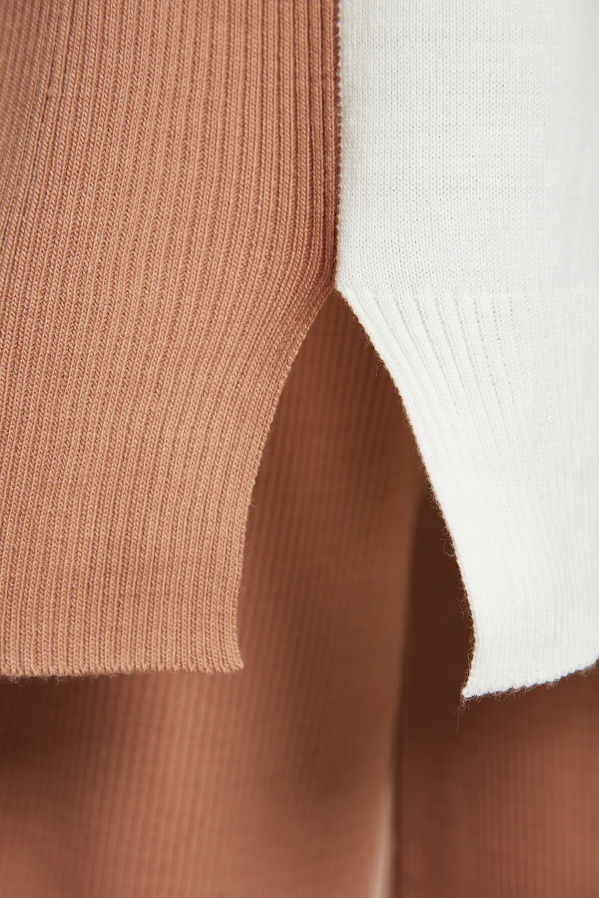 Trendyol Modest  Kamelfarbenes Strickoberteil- und -unterteil-Set mit Pullover und Hose im Blockfarbendesign TCTAW24US00059