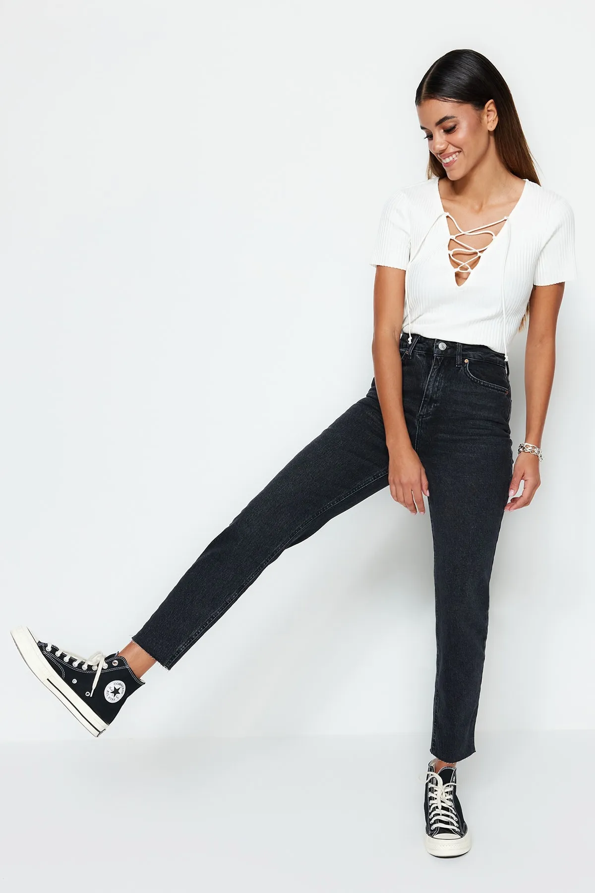 Trendyol Collection  Schwarze, schmale Mom-Jeans mit hoher Taille TWOSS23JE00094