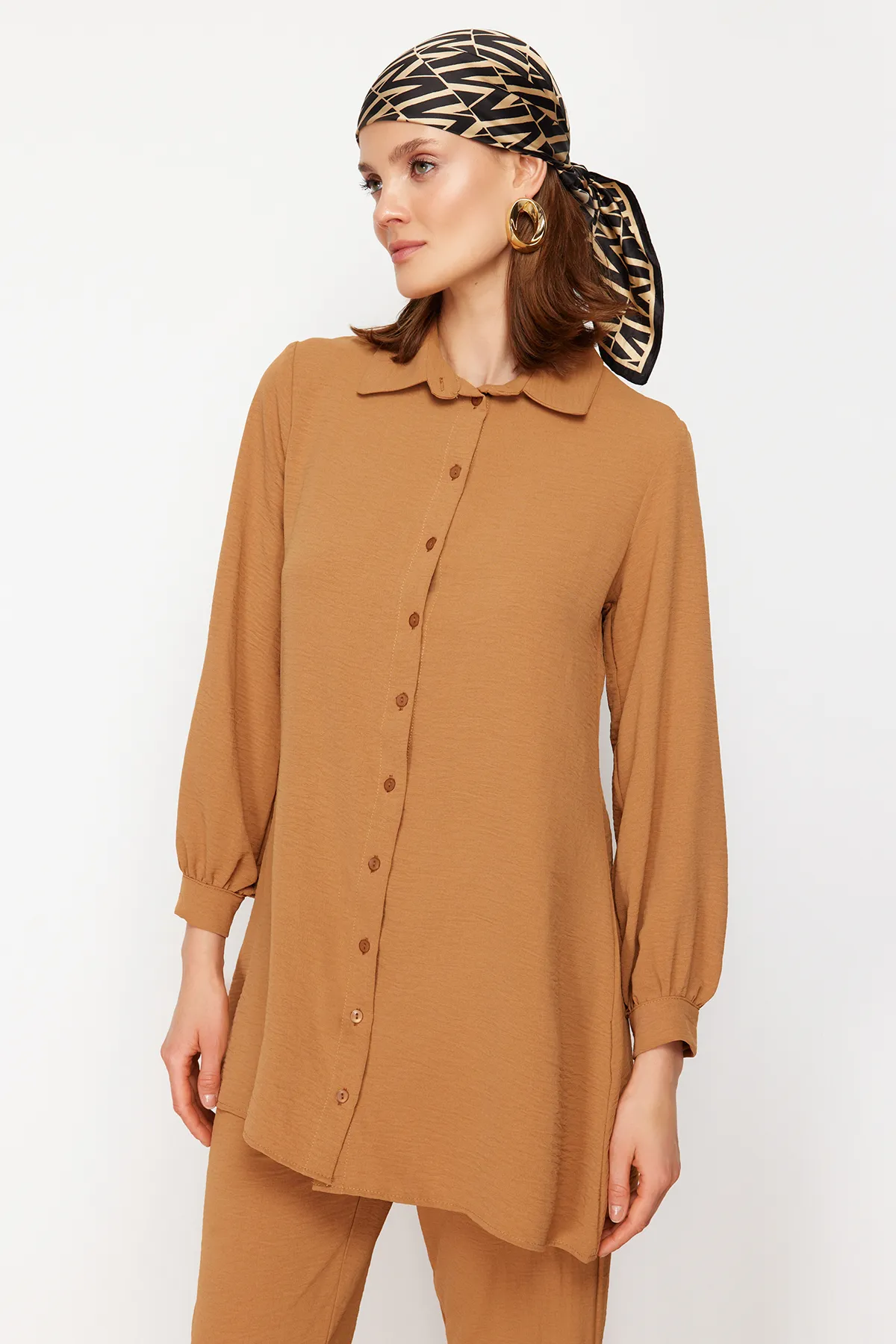 Trendyol Modest  Dunkelbeiges gewebtes Hemd-Hosen-Set mit Ärmeldetails TCTSS21AU0241