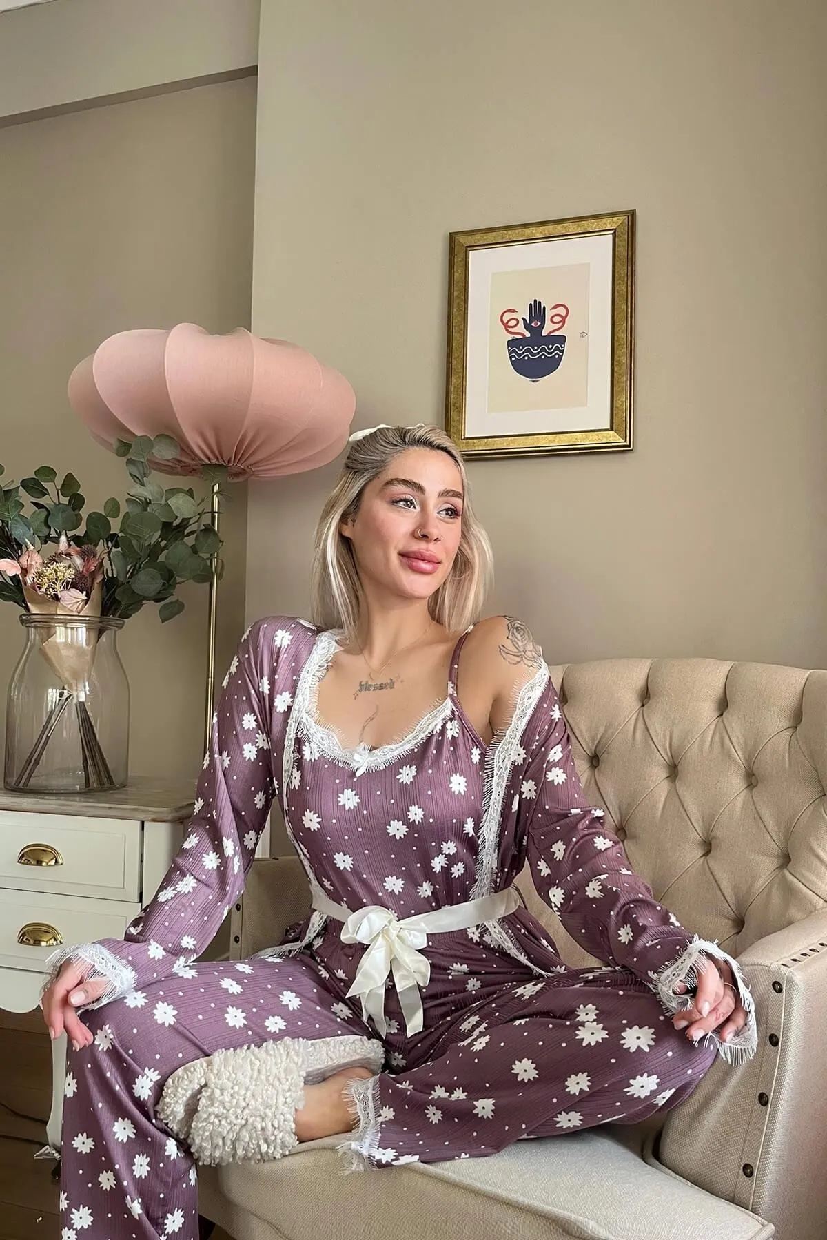 Pijamaevi  Lilafarbenes Pegasus-Pyjama-Set mit Gänseblümchenmuster und Morgenmantel