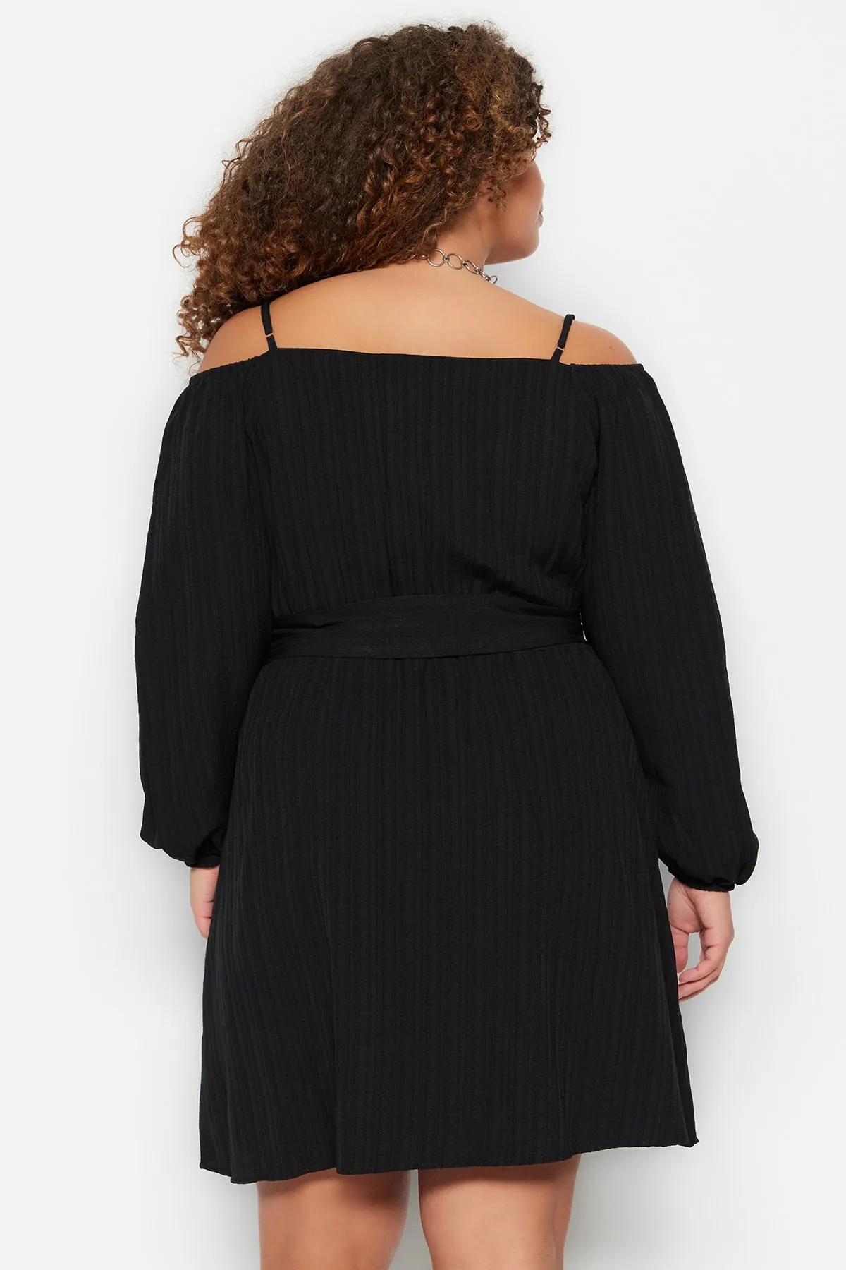 Trendyol Curve  Schwarzes gewebtes Kleid mit zweireihigem Kragen und Gürtel TBBSS23AH00206