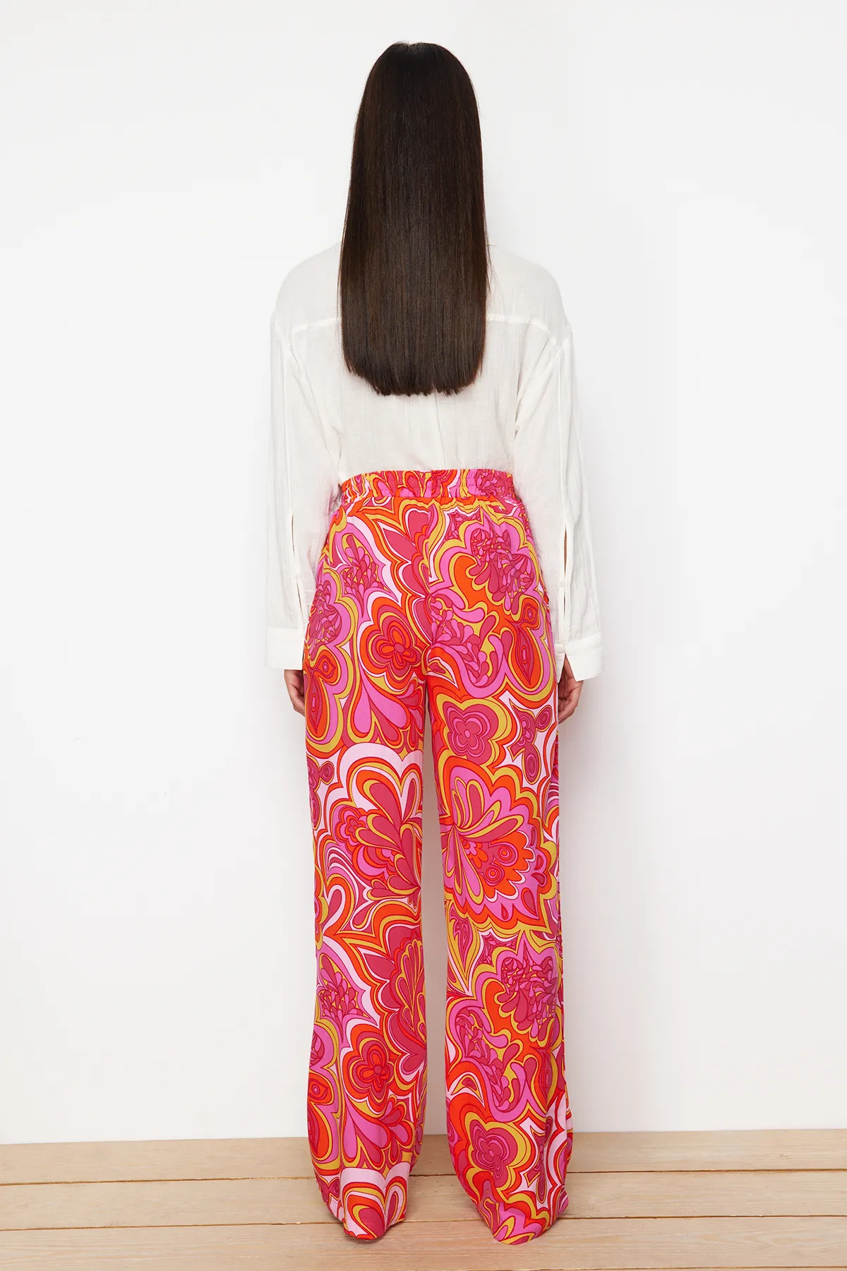 Trendyol Collection  Rosa Hose mit weitem Bein und elastischem Bund und Bindedetail/gemustertem Webmuster TWOSS24PL00159