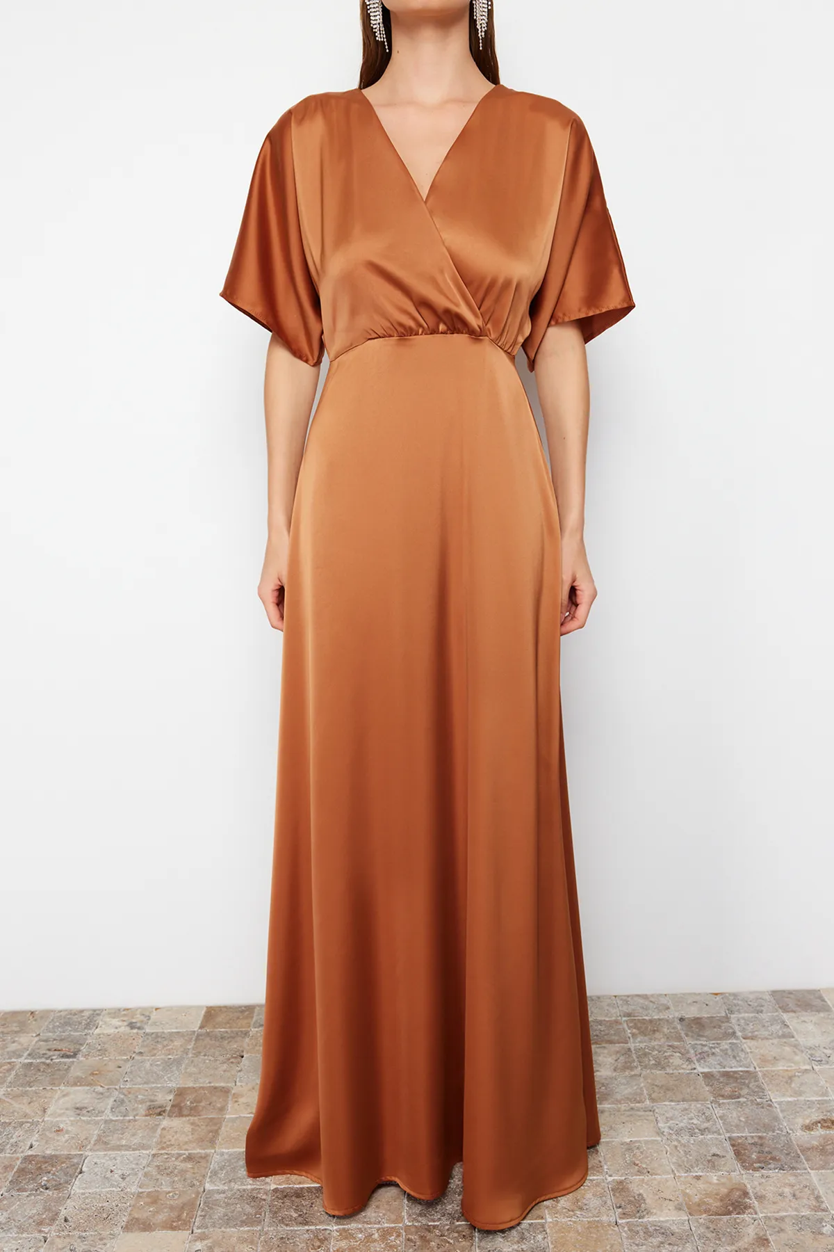 Trendyol Collection  Braunes Abendkleid mit Taillenöffnung/Skater-Webstoff, langes Nachtsatin TPRSS24AE00008