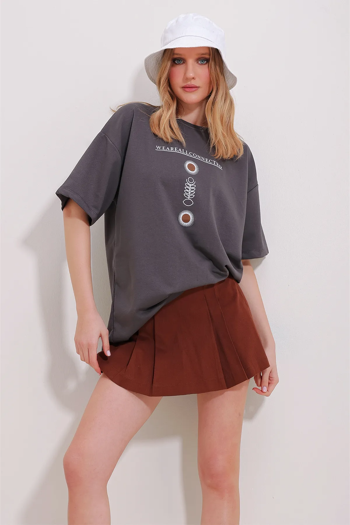 Trend Alaçatı Stili  Anthrazitfarbenes, bedrucktes Oversize-T-Shirt mit Rundhalsausschnitt für Damen, Unisex, ALC-X9577